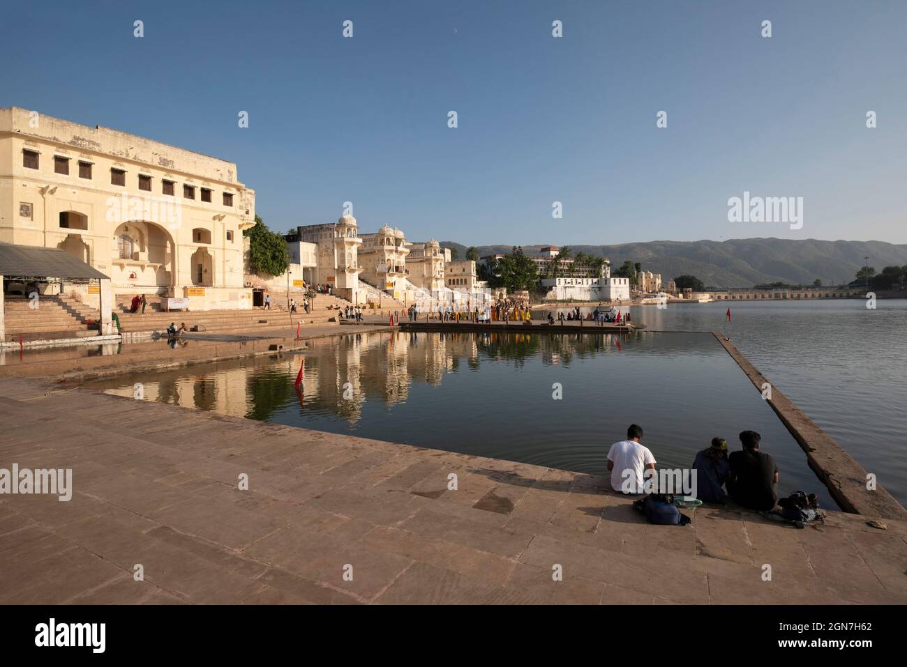Banche del lago Pushkar, Pushkar, Rajasthan, India Foto Stock