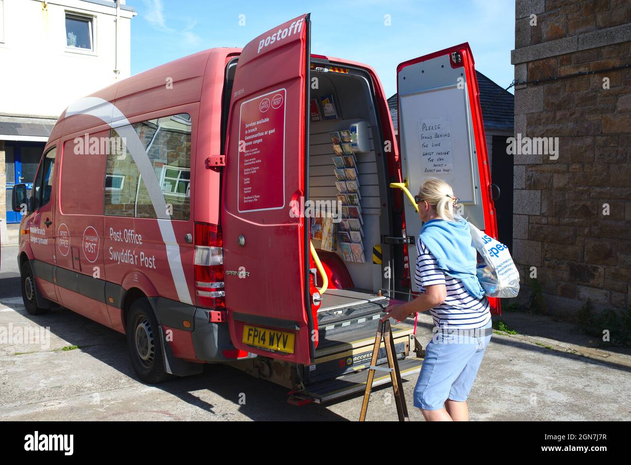 Servizi di filiale mobile dell'ufficio postale che operano da un furgone Mercedes Sprinter. Newlyn, Penzance, Cornovaglia Regno Unito Foto Stock