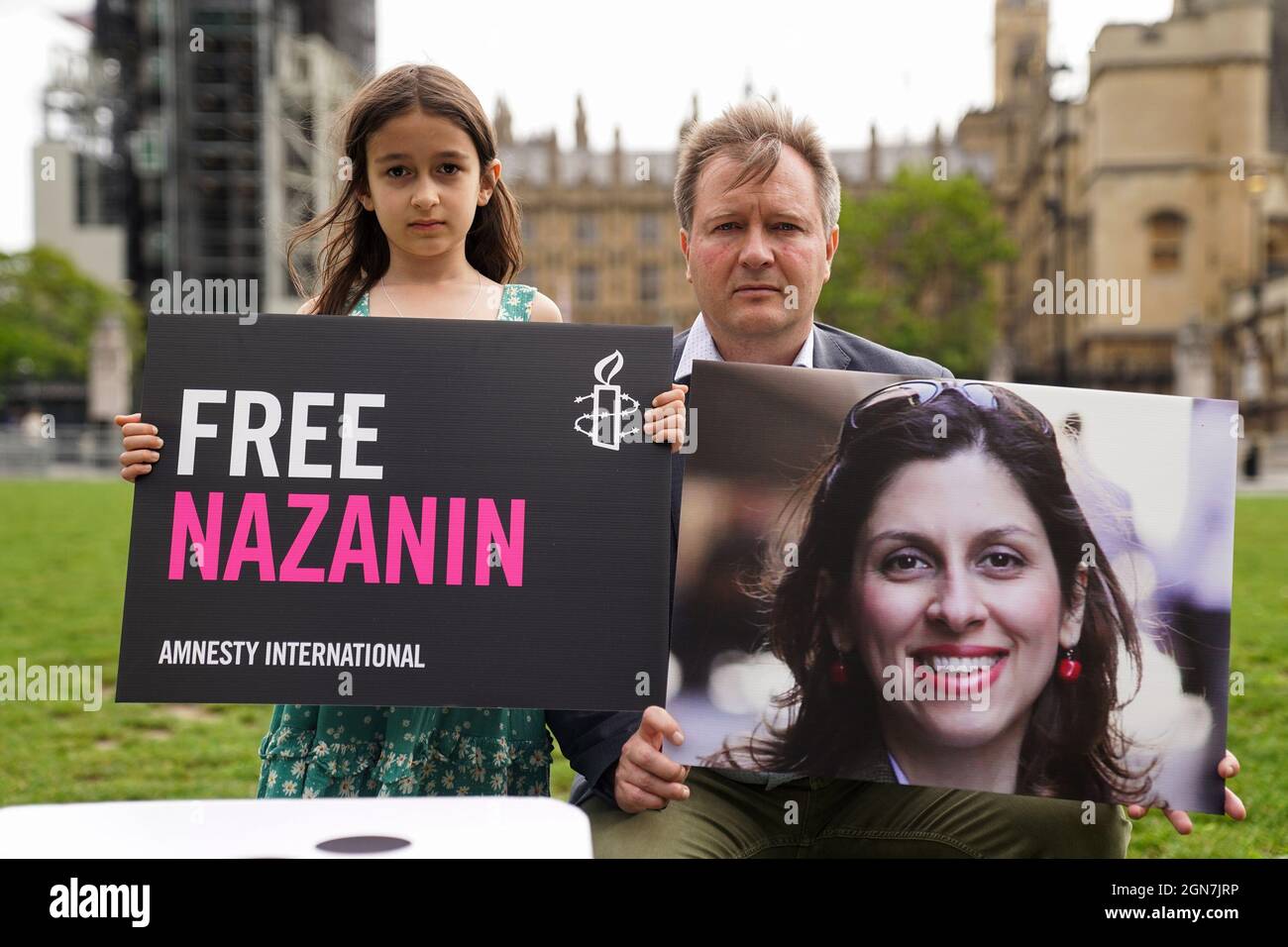 Richard Ratcliffe e sua figlia Gabriella hanno dei cartelli in Piazza del Parlamento, a Londra, per celebrare il duemila giorni in cui Nazanin Zaghari-Ratcliffe è stato arrestato in Iran. Data foto: Giovedì 23 settembre 2021. Foto Stock