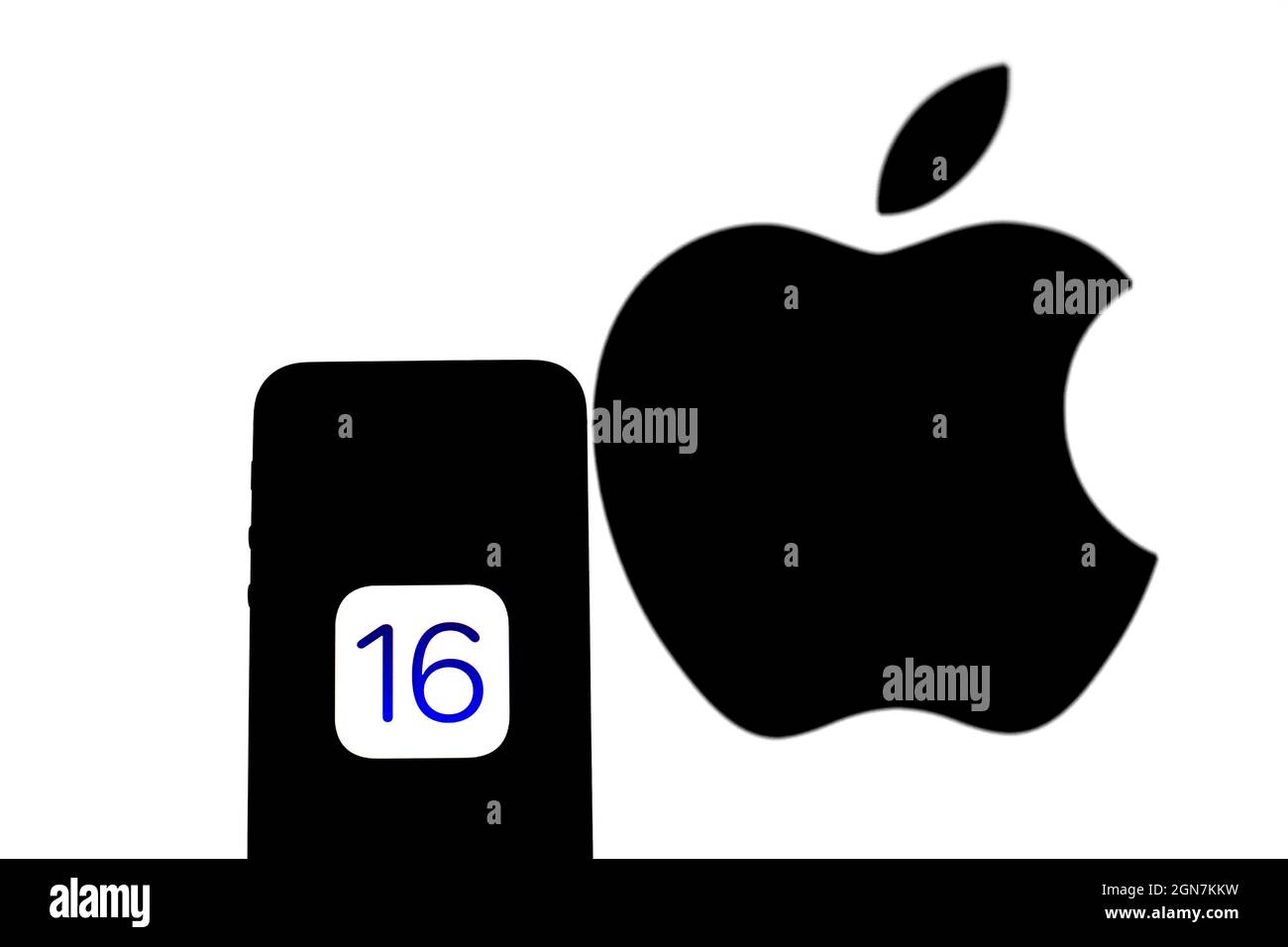 In questa illustrazione della foto viene visualizzato un logo IOS 16 su un iPhone Apple con un logo Apple sullo sfondo. Foto Stock