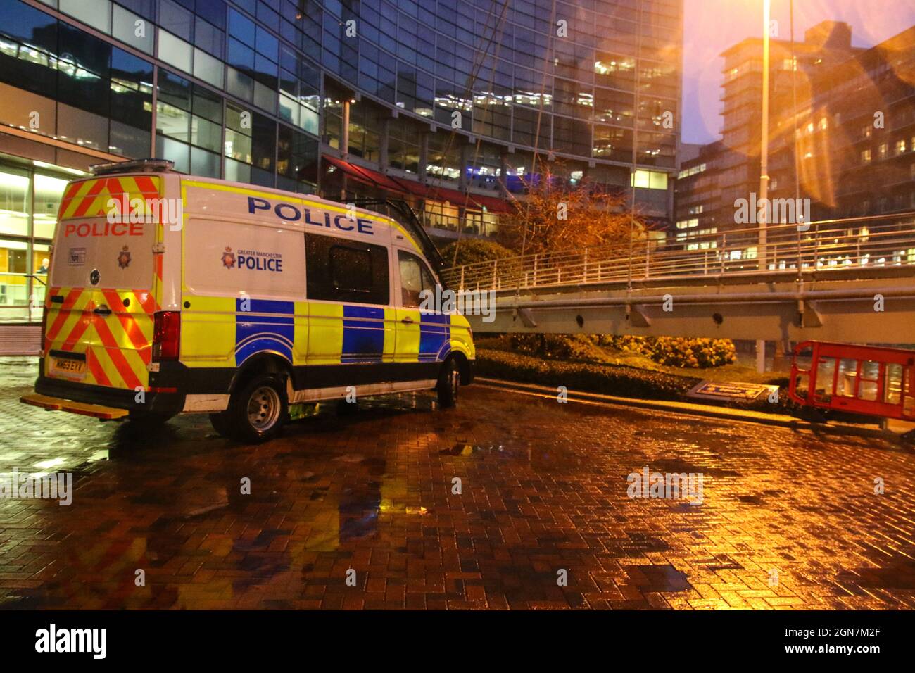 20 gennaio 2021. Salford, Manchester, Inghilterra. Il fiume Irwell, dove scorre tra le città di Salford e Manchester trabocca sulla pavimentazione vicino al Lowry Hotel seguendo Storm Christoph.Pictures di Phil Foto Stock