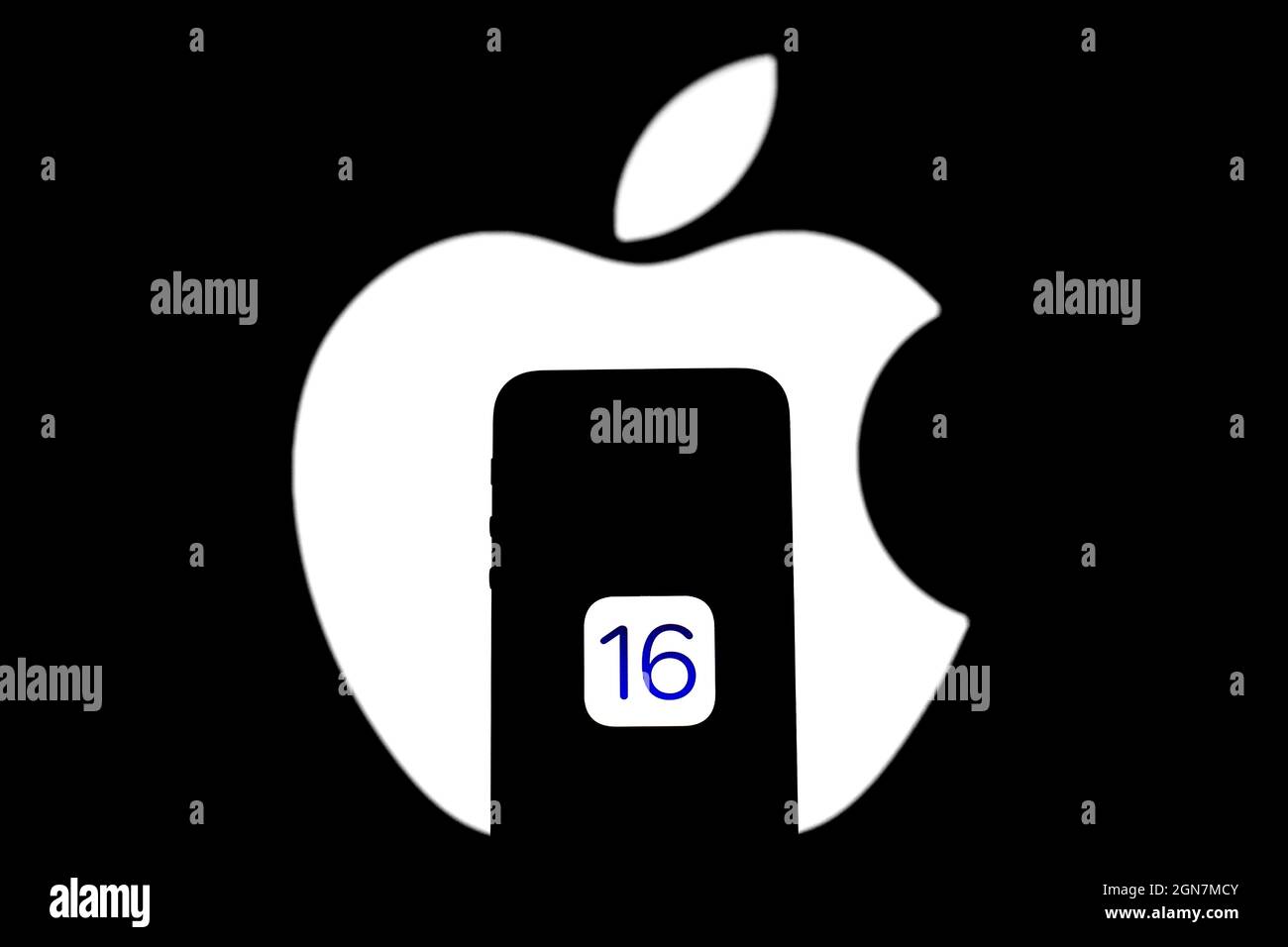 In questa foto è mostrato il logo IOS 16 visualizzato su un iPhone Apple  con un logo Apple sullo sfondo. (Foto di Thiago Prudencio / SOPA  Images/Sipa USA Foto stock - Alamy