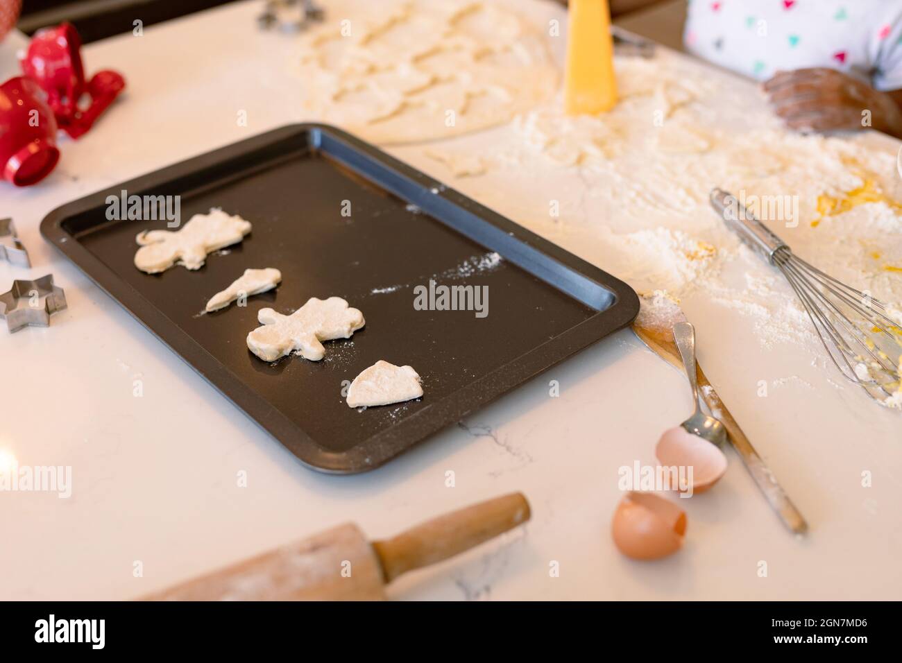 Biscotti fatti in casa preparati al momento, sdraiati sul vassoio pronto per la cottura Foto Stock