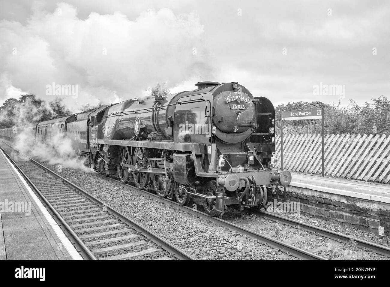 British India linea Merchant Classe 35018, passando attraverso Long Preston come 'il Dalesman' il 23/9/21 . Era supportato da un diesel nella parte posteriore, Foto Stock