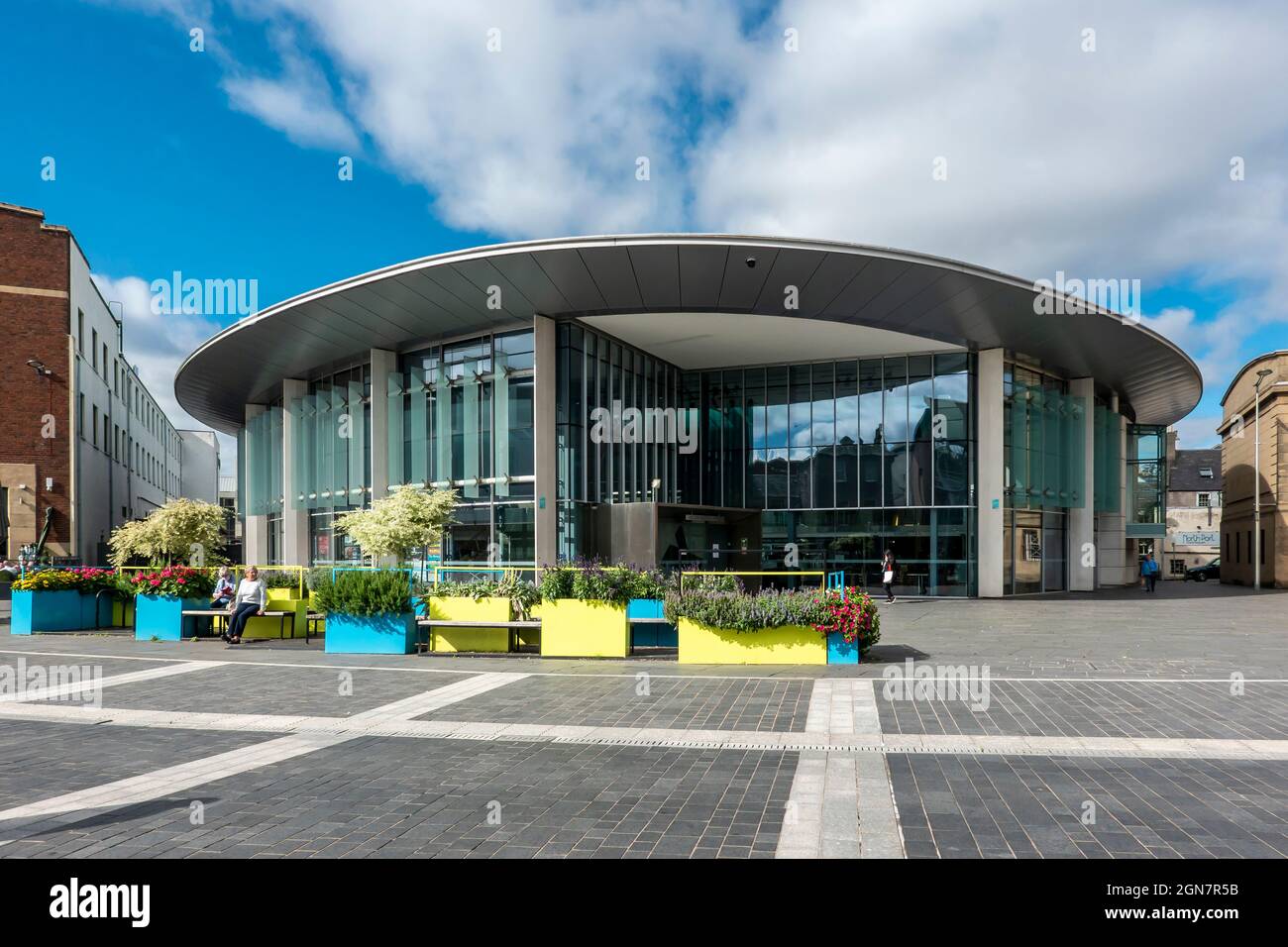 Perth Concert Hall edificio frontage con fiori e posti a sedere di fronte a Perth Perth e Kinross Scotland uk Foto Stock