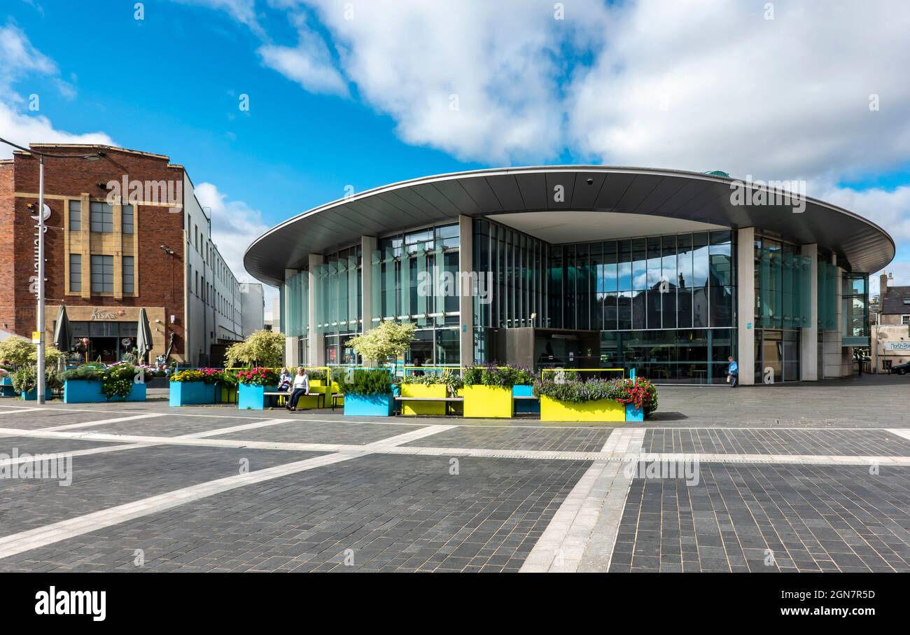 Perth Concert Hall edificio frontage con fiori e posti a sedere di fronte a Perth Perth e Kinross Scotland uk Foto Stock