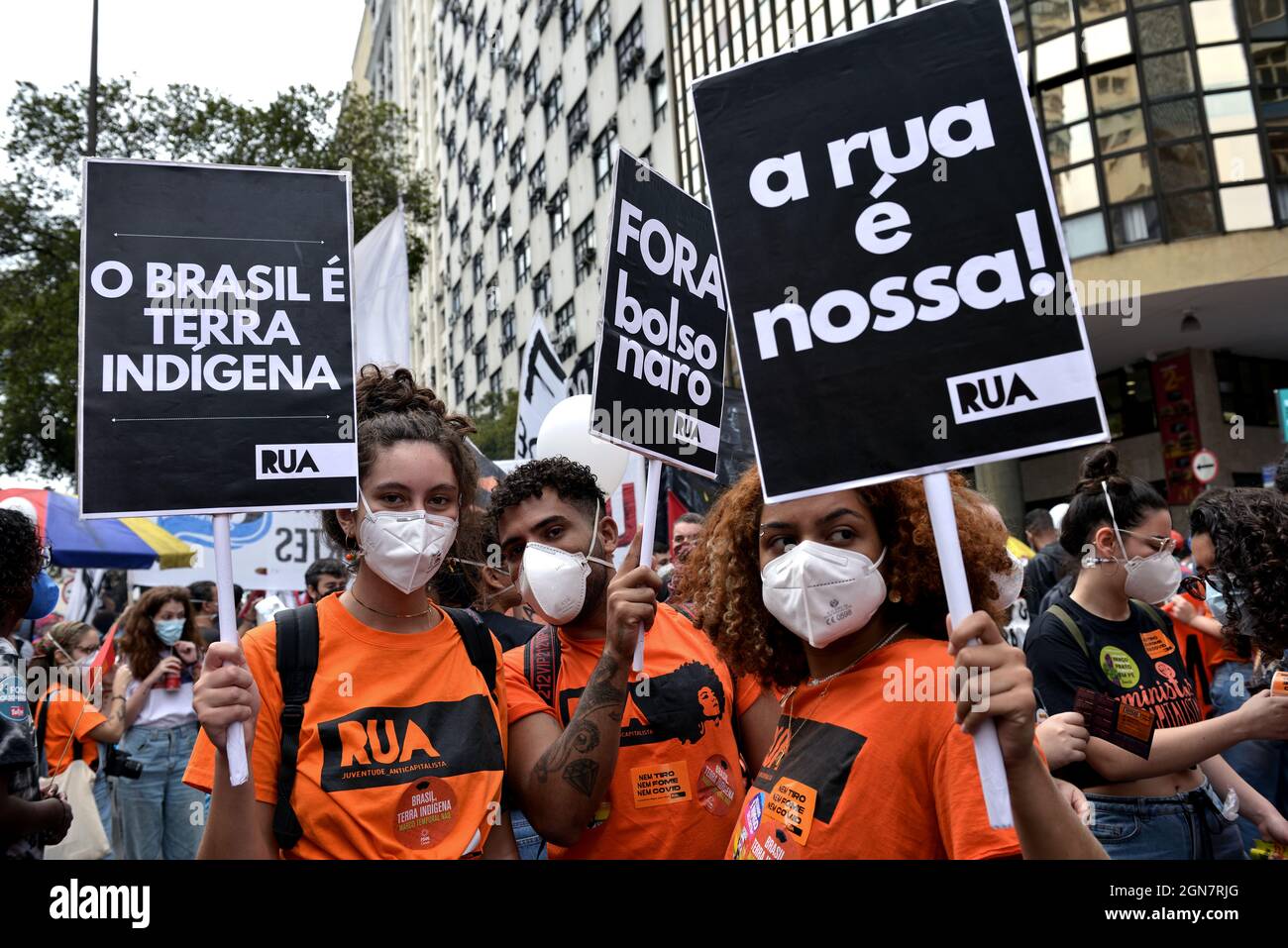 Brasile – 7 settembre 2021: I marchers si sono riuniti a Rio de Janeiro con segnali e bandiere per protestare contro il presidente brasiliano di estrema destra Jair Bolsonaro Foto Stock