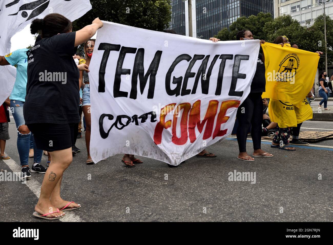 Brasile–7 settembre 2021: I marchers si sono riuniti a Rio de Janeiro con cartelli con slogan come “sono persone affamate” per protestare contro Jair Bolsonaro Foto Stock
