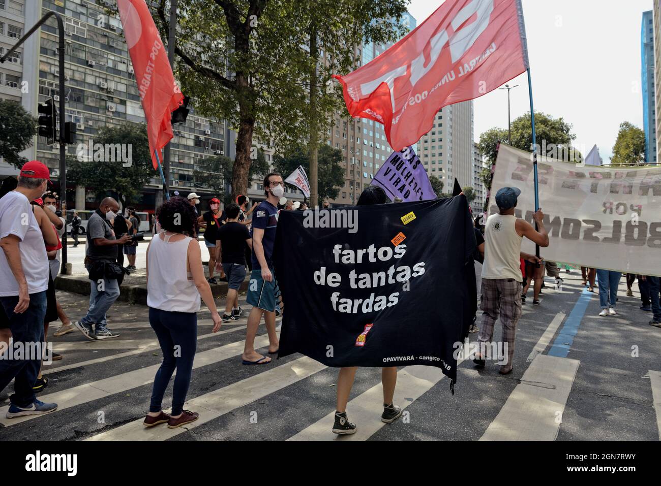 Rio de Janeiro–7 settembre 2021:Un marcher porta una bandiera con lo slogan 'stanchi di tante uniformi' per protestare contro il presidente brasiliano Bolsonaro Foto Stock