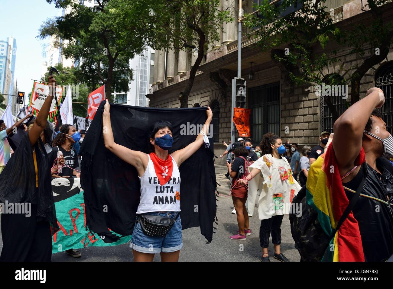 Brasile – 7 settembre 2021: I marchers si sono riuniti a Rio de Janeiro con segnali e bandiere per protestare contro il presidente brasiliano di estrema destra Jair Bolsonaro. Foto Stock