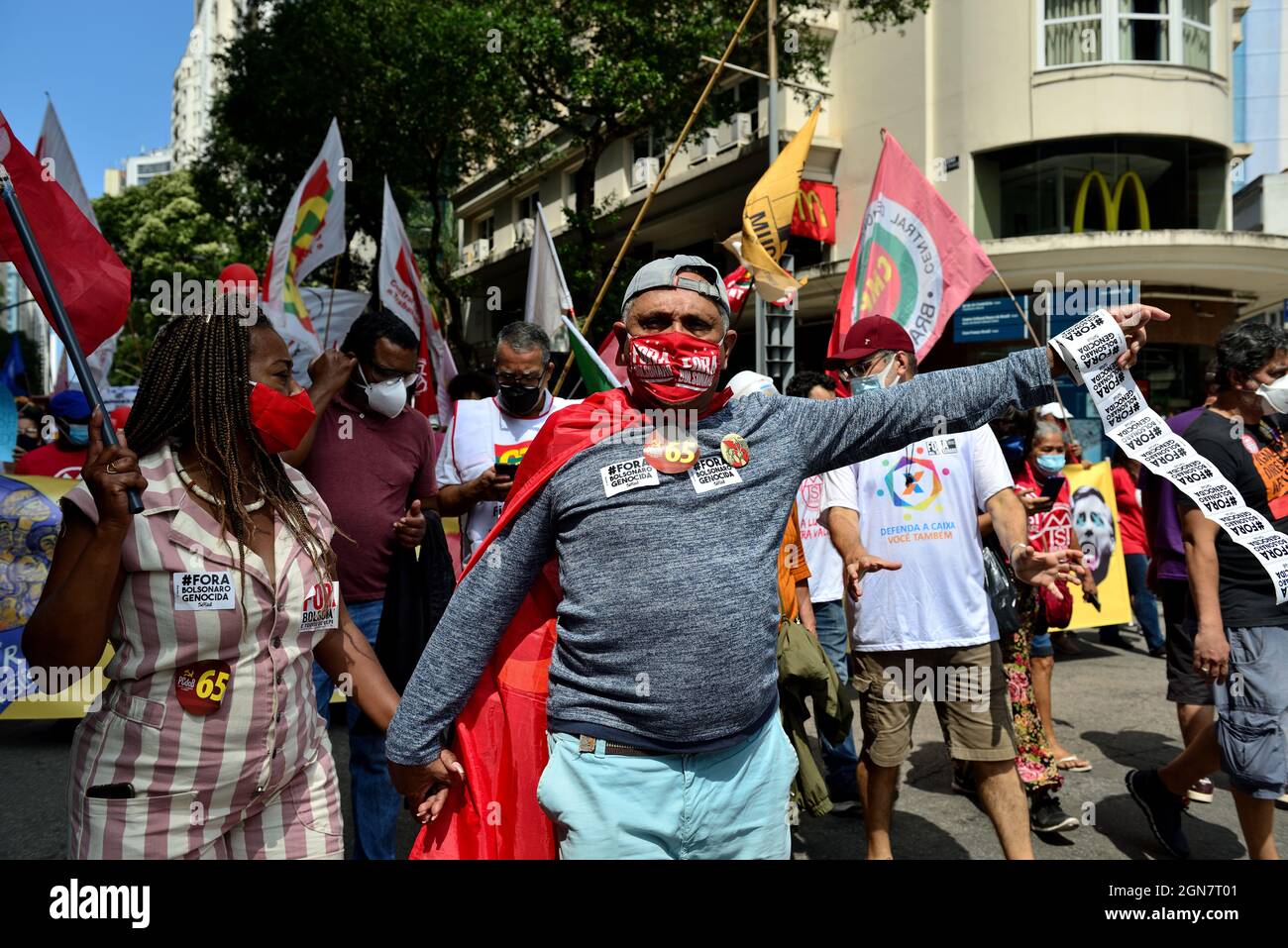 Brasile – 7 settembre 2021: Una donna e un uomo partecipano a un raduno nel centro di Rio de Janeiro per protestare contro il presidente brasiliano di estrema destra Jair Bolsonaro Foto Stock