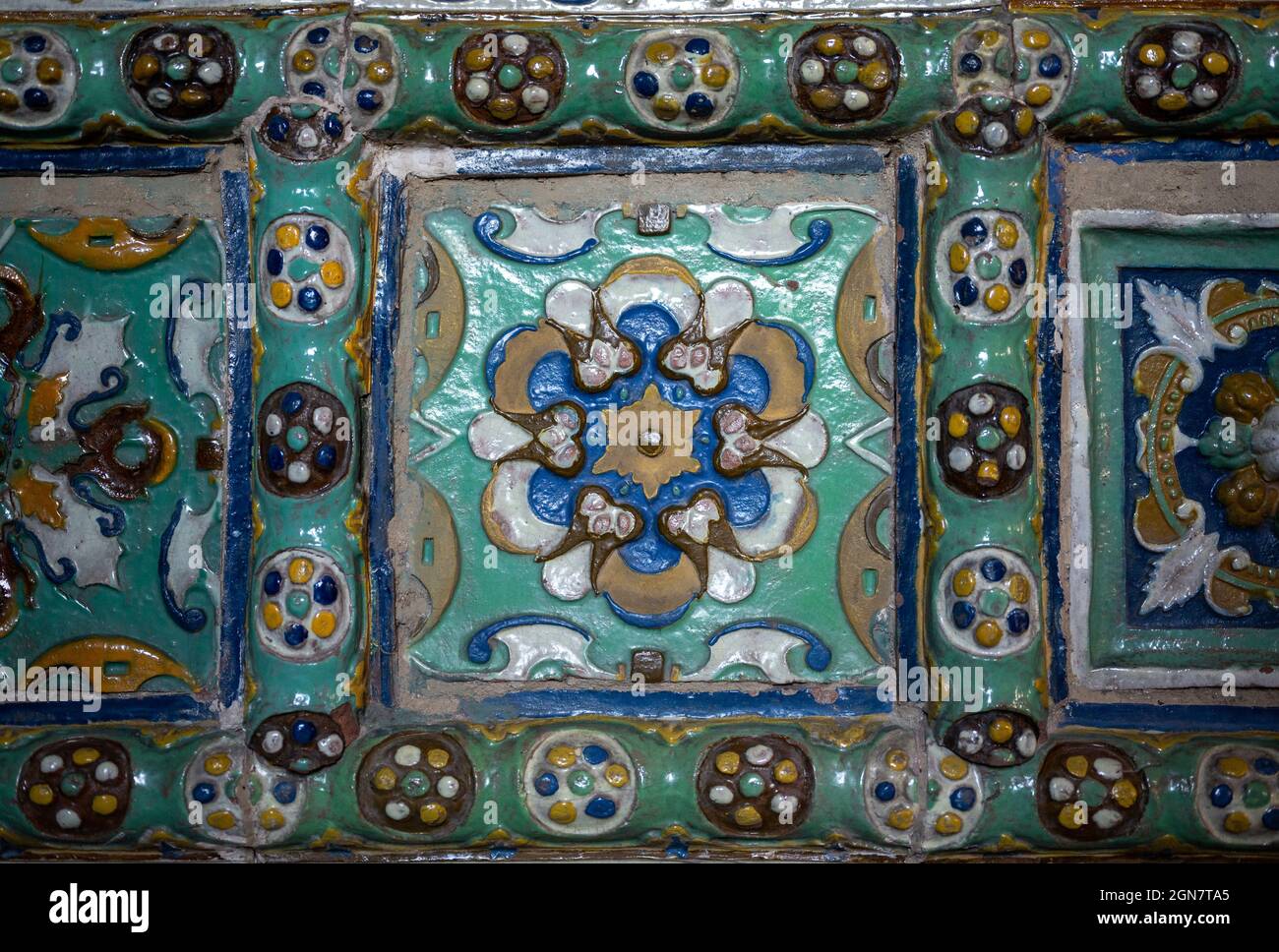 Texture di sfondo piastrella dipinta a mano. Ceramiche con disegni tradizionali dipinti a mano. Piastrelle di ceramica multicolore sfondo Foto Stock