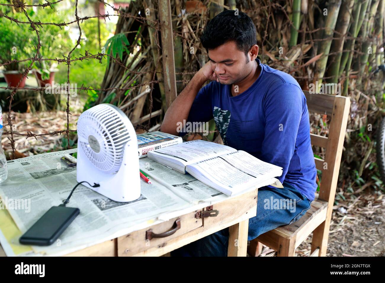 Dhaka, Bangladesh - 23 settembre 2021: Le attività educative dell'Università di Dhaka sono state chiuse da molto tempo a causa dell'epidemia. Così la st Foto Stock