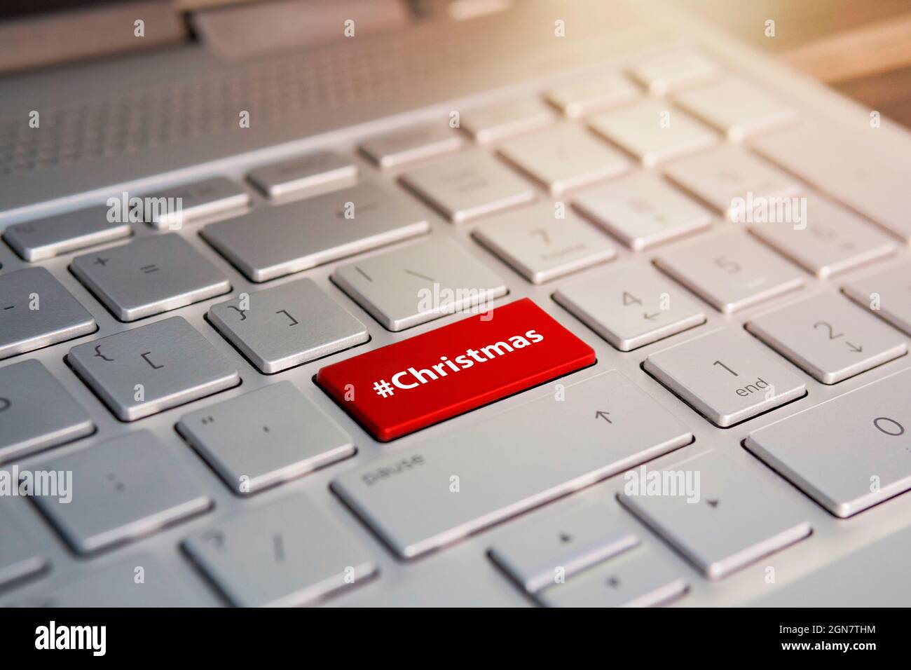 Tasto Natale sulla tastiera del computer. Tasto rosso con l'iscrizione tastiera grigio Natale argento. Foto Stock