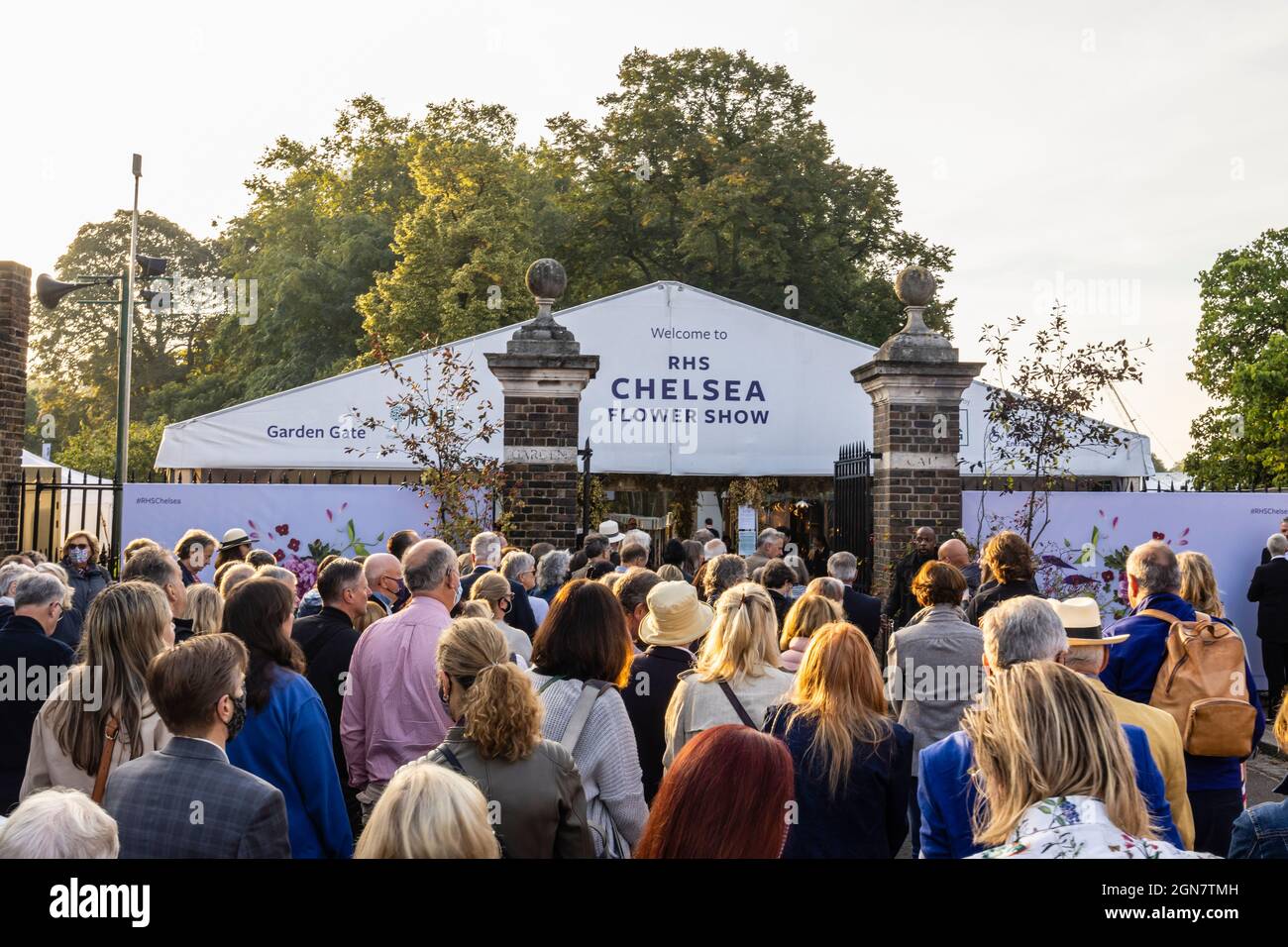 I visitatori si accodano al Garden Gate per partecipare al RHS Chelsea Flower Show, che si tiene nel parco del Royal Hospital Chelsea, Londra SW3 nel settembre 2021 Foto Stock