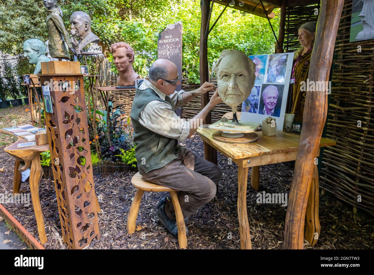 Nick Roberson, scultore, lavorando ad una scultura di David Attenborough al RHS Chelsea Flower Show, Londra SW3 nel settembre 2021 Foto Stock