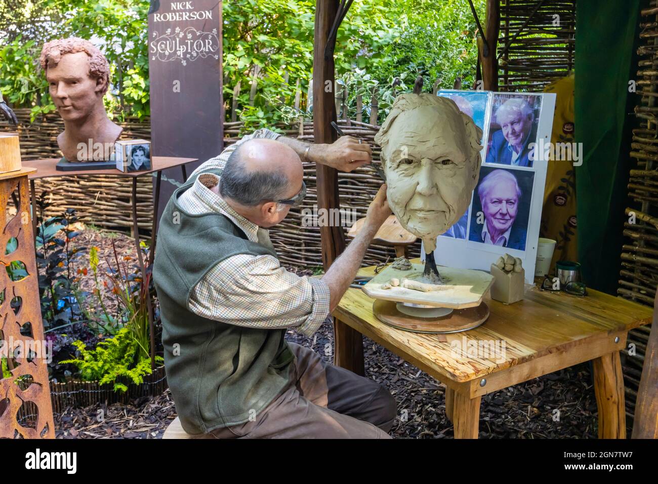 Nick Roberson, scultore, lavorando ad una scultura di David Attenborough al RHS Chelsea Flower Show, Londra SW3 nel settembre 2021 Foto Stock