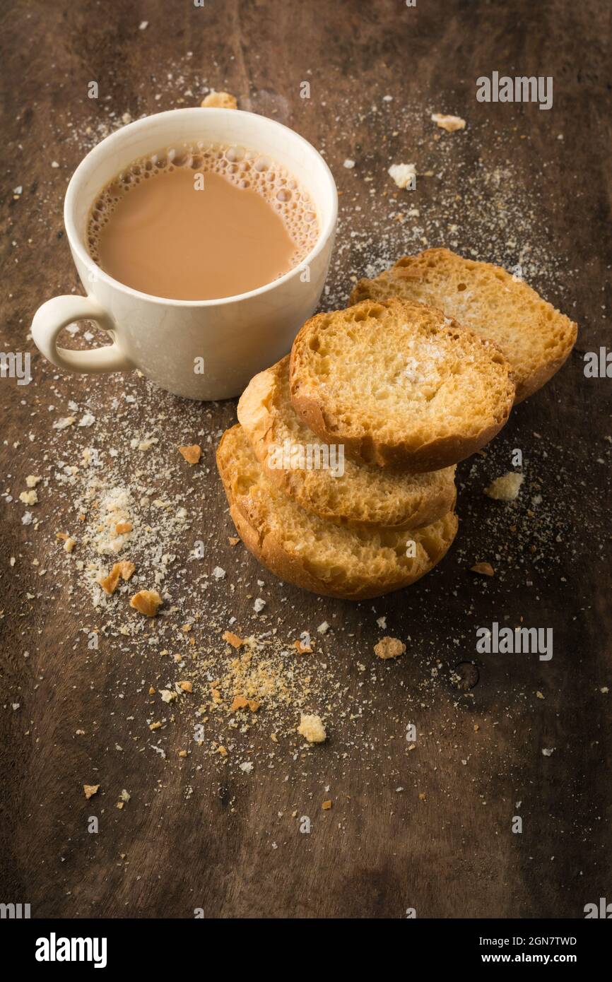 biscotti al burro e una tazza di tè, serviti su un tavolo di legno, tè snack primo piano vista con spazio copia Foto Stock