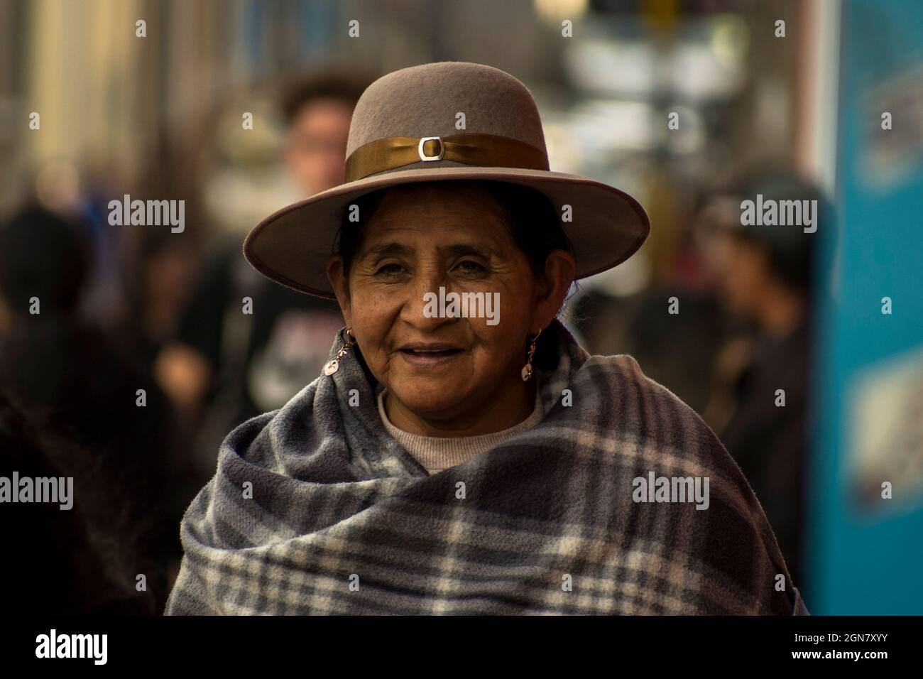 Tipica donna nativa della Puna americana Souht con costume tipico. Bolivia meridionale Foto Stock