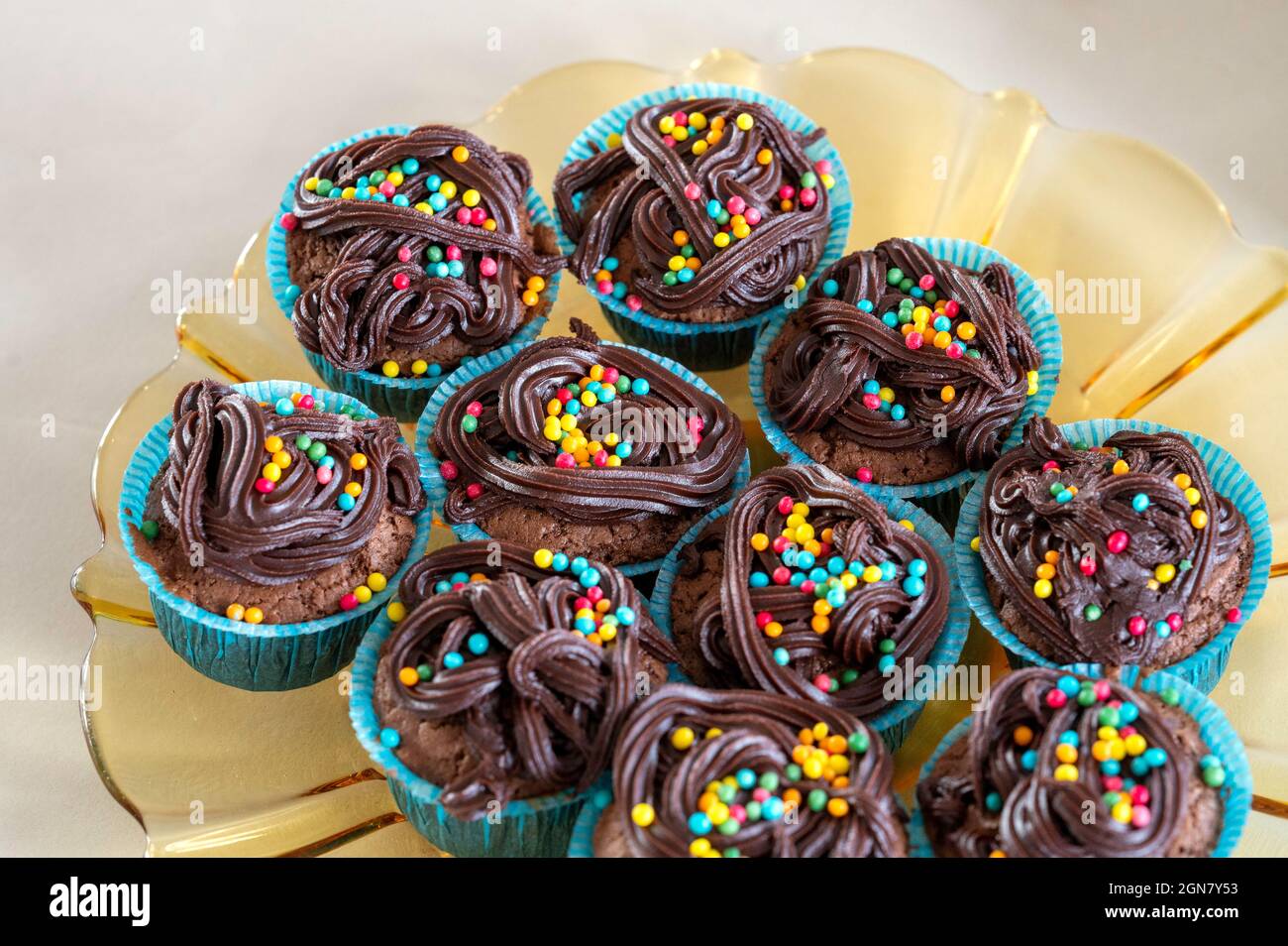 Cupcake al cioccolato su una lastra di vetro Foto Stock