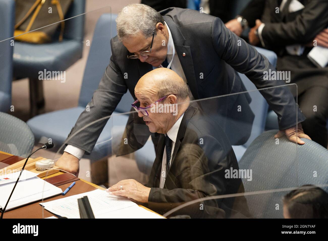 New York, Stati Uniti. 23 settembre 2021. Jean-Yves le Drian, ministro degli Esteri della Francia, si prepara a parlare con un aiuto prima di una riunione del Consiglio di sicurezza delle Nazioni Unite, giovedì 23 settembre 2021, durante la 76a sessione dell'Assemblea Generale delle Nazioni Unite a New York. Foto piscina di John Minchillo/UPI Credit: UPI/Alamy Live News Foto Stock