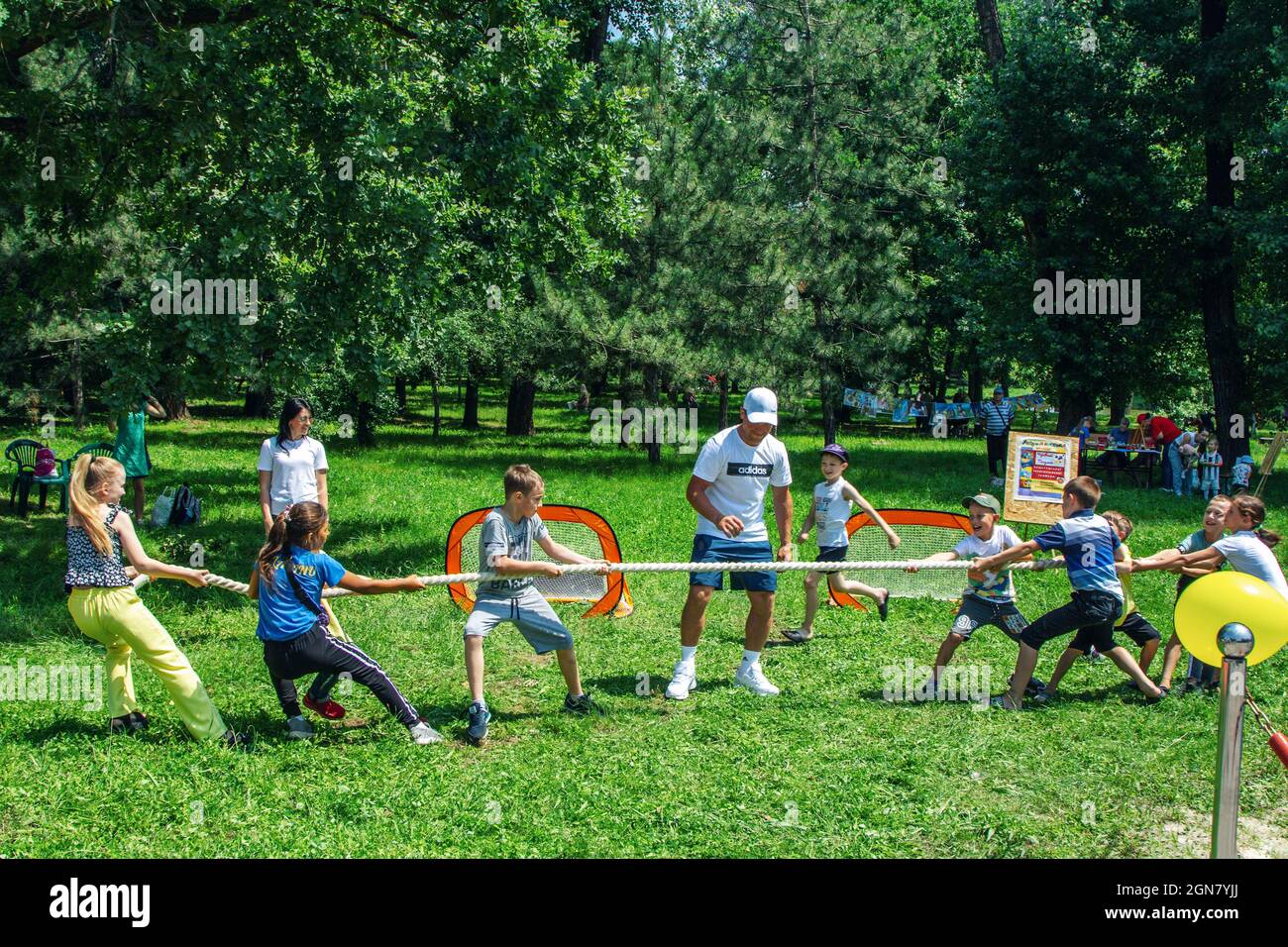 Zaporizhia, Ucraina - 19 giugno 2021: Festa di famiglia di carità - bambini- ragazzi e ragazze - divertirsi, competere in rimorchiatore di guerra, su un prato in un ci Foto Stock