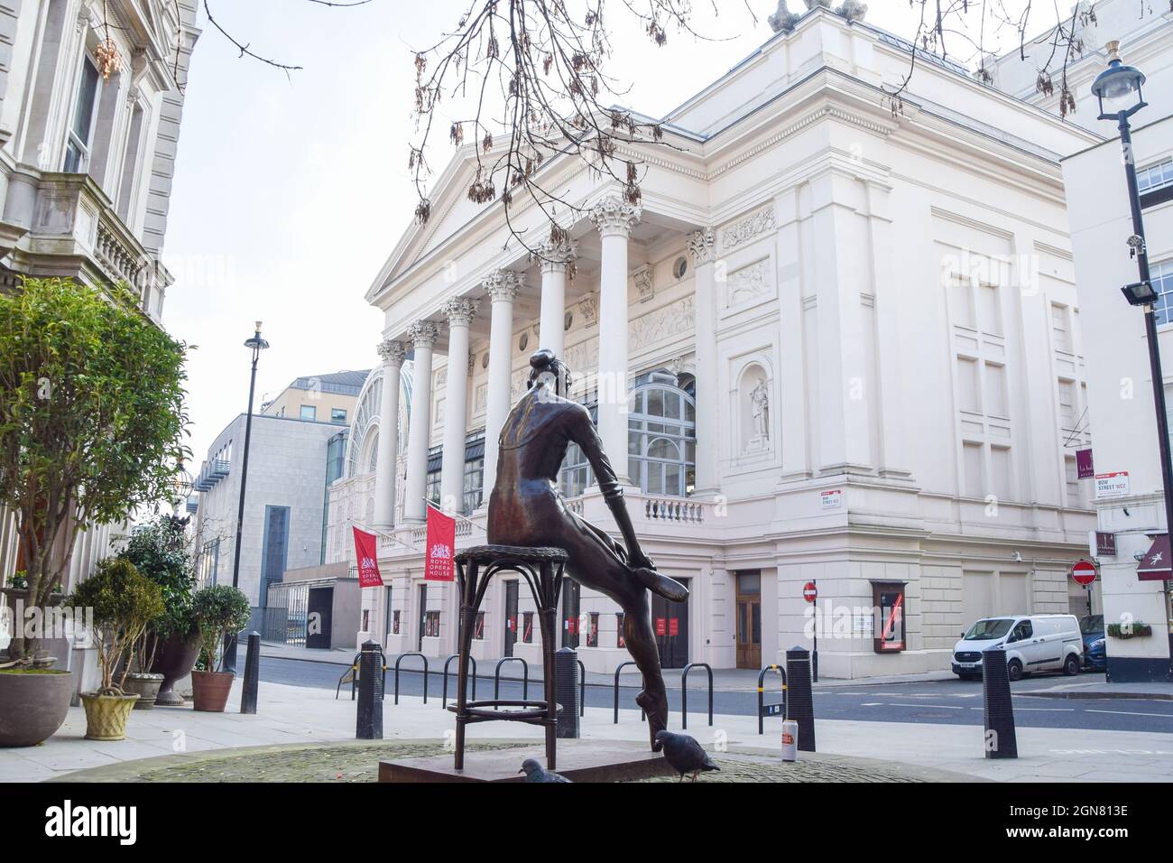 Il Teatro reale dell'Opera e la statua del 'giovane ballerino' di Enzo Plazzotta a Covent Garden. Londra, Regno Unito 2021. Foto Stock