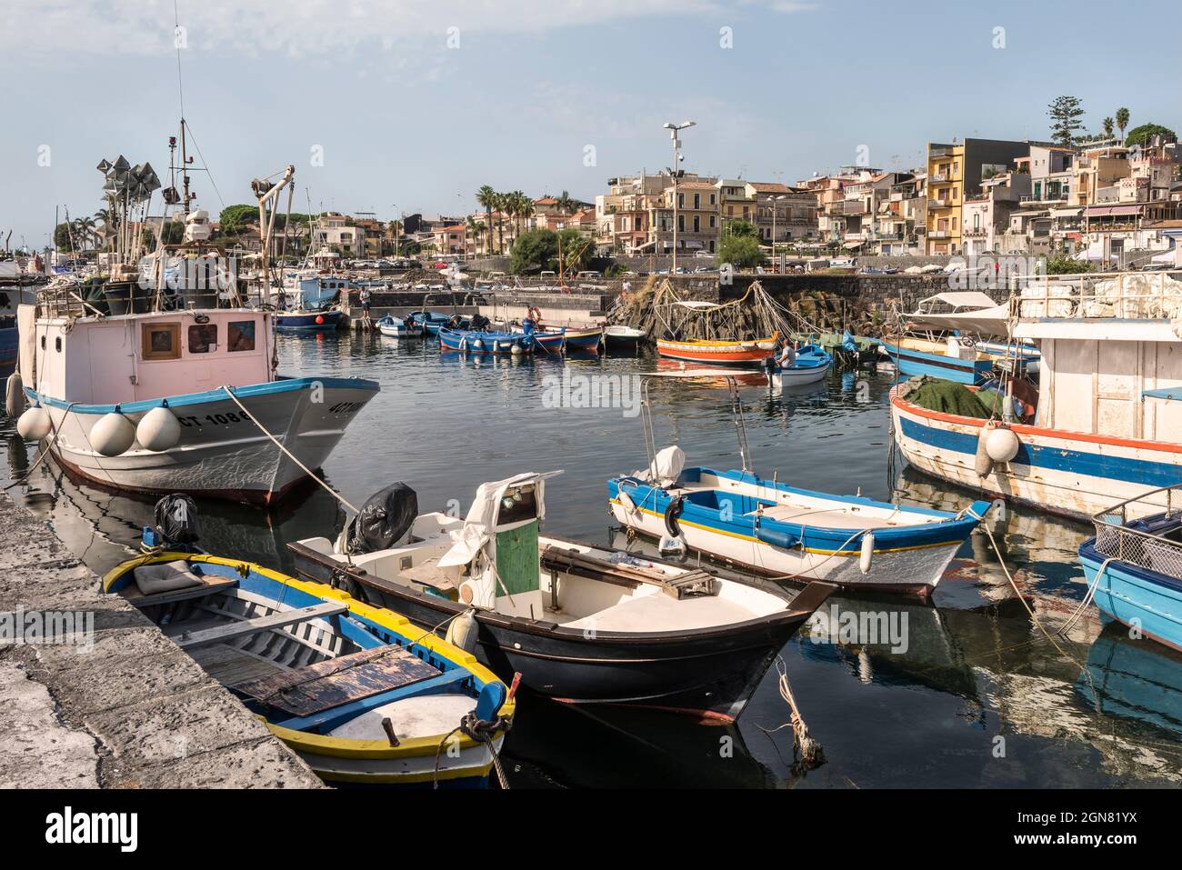 Barche da pesca nel colorato porto di Aci Trezza (Acitrezza), Catania, Sicilia, Italia Foto Stock