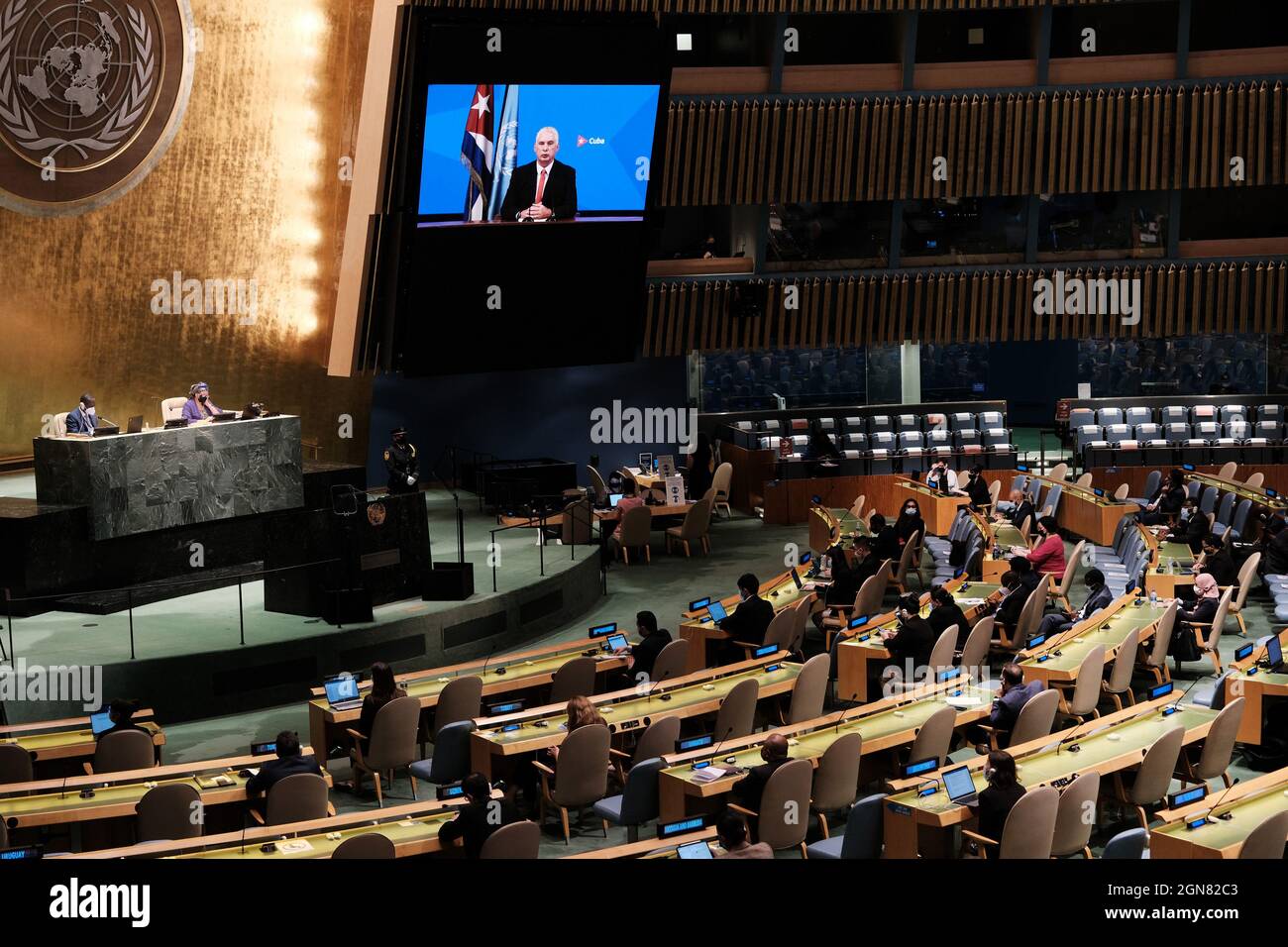 New York, Stati Uniti. 23 settembre 2021. Il Presidente di Cuba, Miguel Mario Díaz-Canel Bermúdez, parla via video link alla 76a sessione dell'Assemblea Generale delle Nazioni Unite (UNGA) presso la sede delle Nazioni Unite giovedì 23 settembre 2021 a New York City. L'evento di quest'anno, che è stato abbreviato a causa delle restrizioni del Covid-19, evidenzierà le questioni globali di sconfiggere la pandemia del Covid-19 e di rinvigorire l'economia globale post-pandemica. Foto piscina di Spencer Platt/UPI Credit: UPI/Alamy Live News Foto Stock