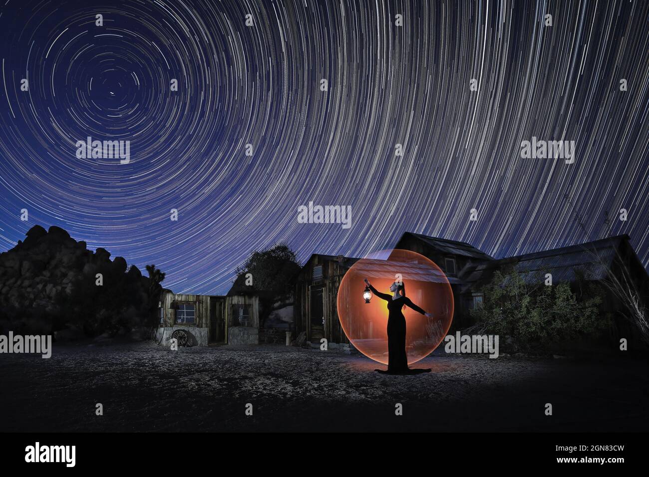 Lunghi percorsi di esposizione Star in una vecchia città mineraria in California Foto Stock