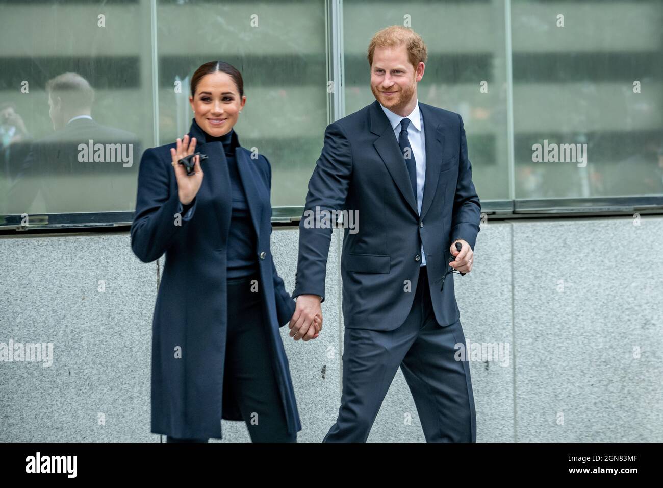 New York, Stati Uniti. 23 settembre 2021. Meghan, la duchessa del Sussex e suo marito Prince Harry escono dall'Osservatorio One World nel World Trade Center di New York. Credit: Enrique Shore/Alamy Live News Foto Stock