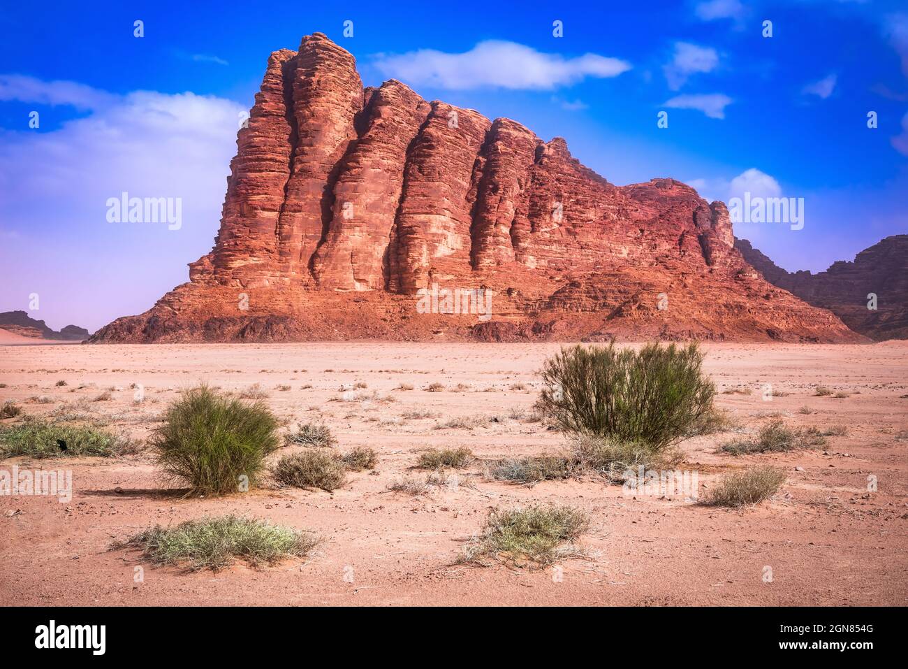 Wadi Rum, Giordania. Sette pilastri della saggezza, una montagna rocciosa e accidentata nel deserto Arabo. Foto Stock