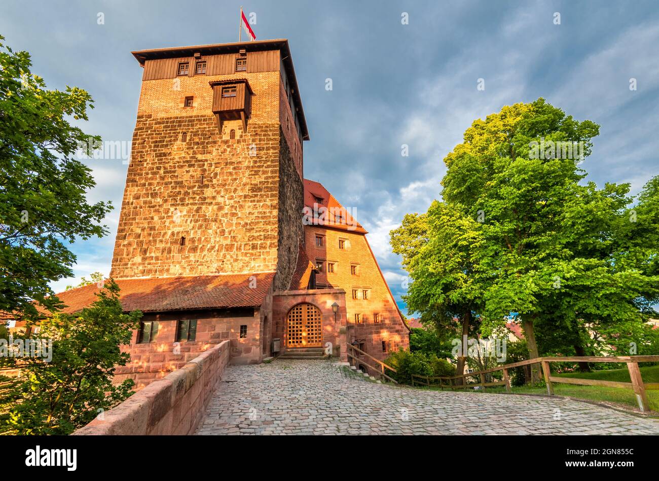 Norimberga, Germania. Vista di Kaiserburg e Turm Luginsland nel centro storico di Nurmberg - Franconia, Baviera. Foto Stock