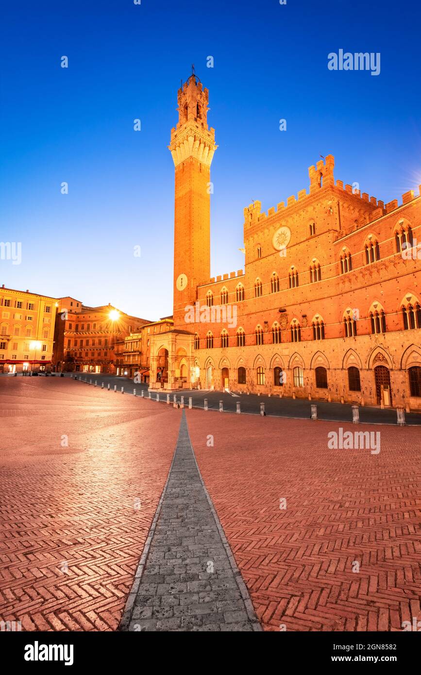 Siena, Italia. Piazza campo (Piazza del campo), Palazzo pubblico e Torre Mangia (Torre del Mangia) a Siena. Architettura e monumenti della Toscana. Foto Stock