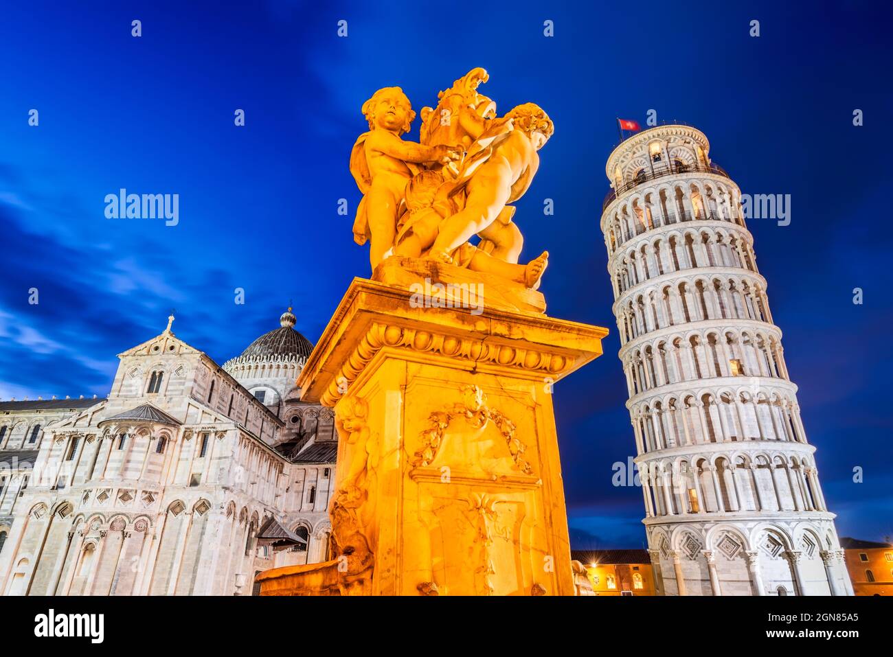 Pisa, Italia. Campo dei Miracoli con fonderia Putti e Torre Pendente, attrazione famosa in tutto il mondo in Toscana. Foto Stock