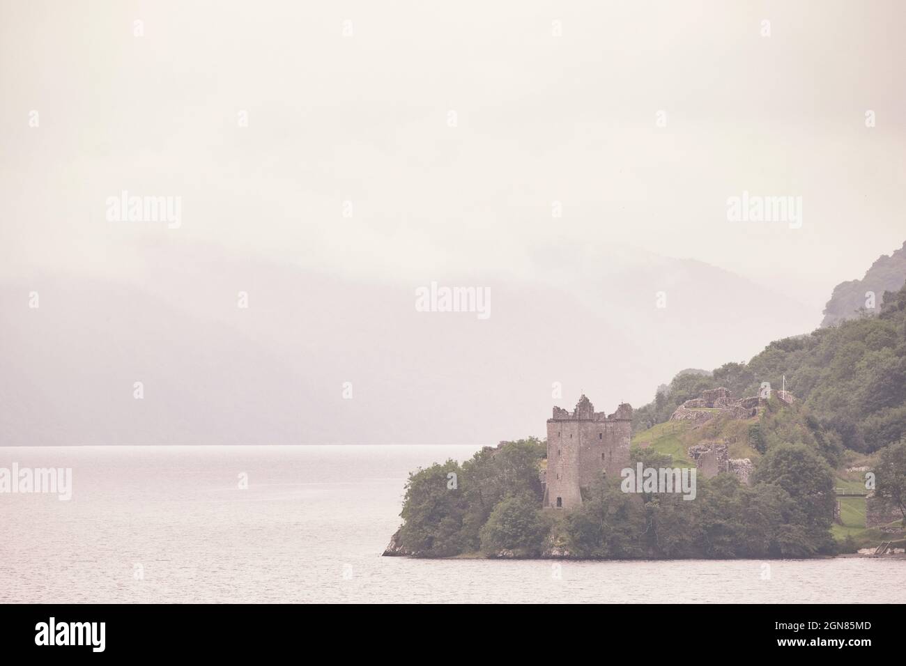 Adoro questo punto panoramico che si affaccia sul castello di Urquhart e sulla baia di Loch Ness, in particolare nei giorni in cui il tempo non è 'buono' come si fa sempre più Foto Stock