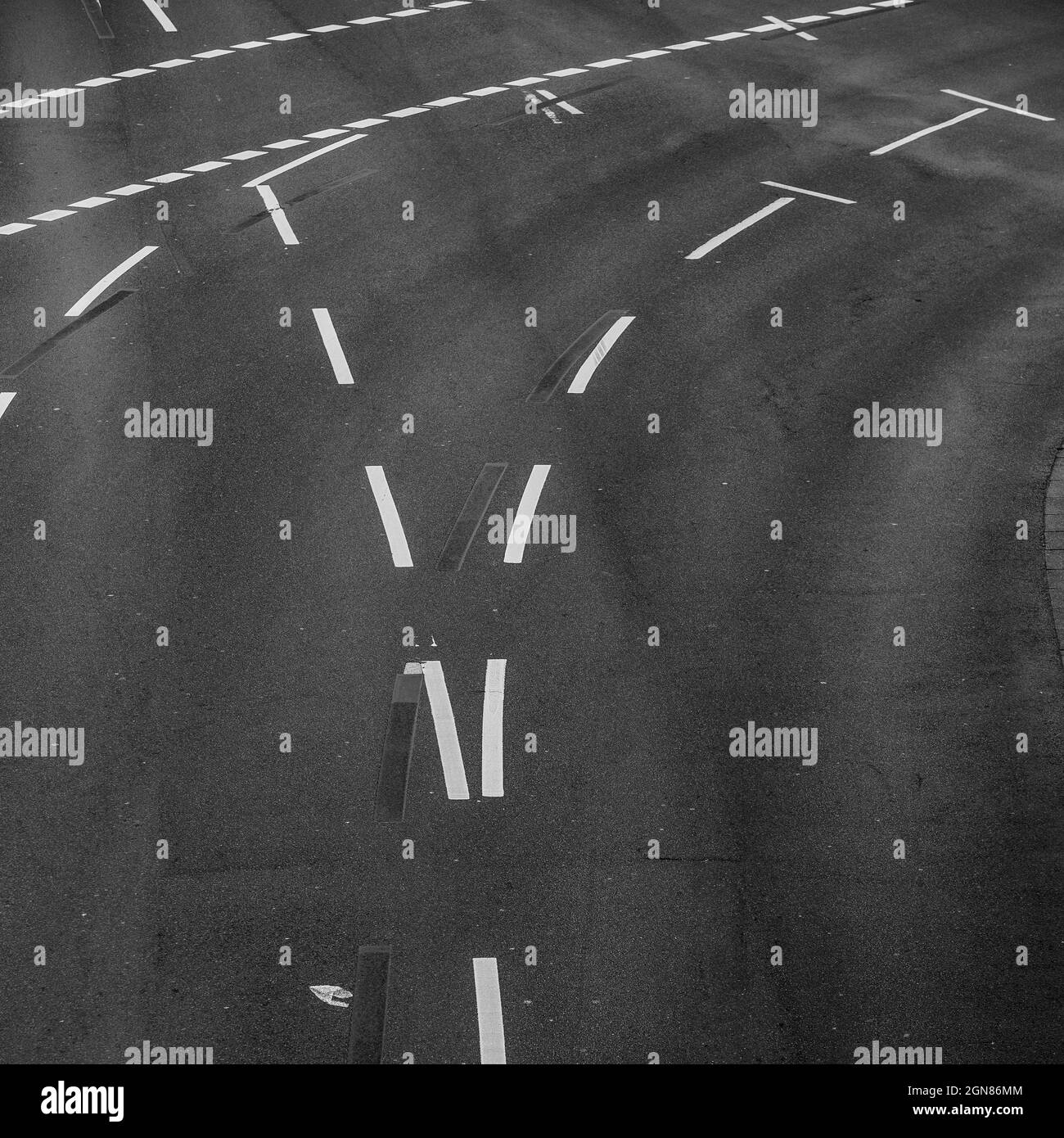Immagine in scala di grigi delle linee stradali e delle curve per il traffico Foto Stock