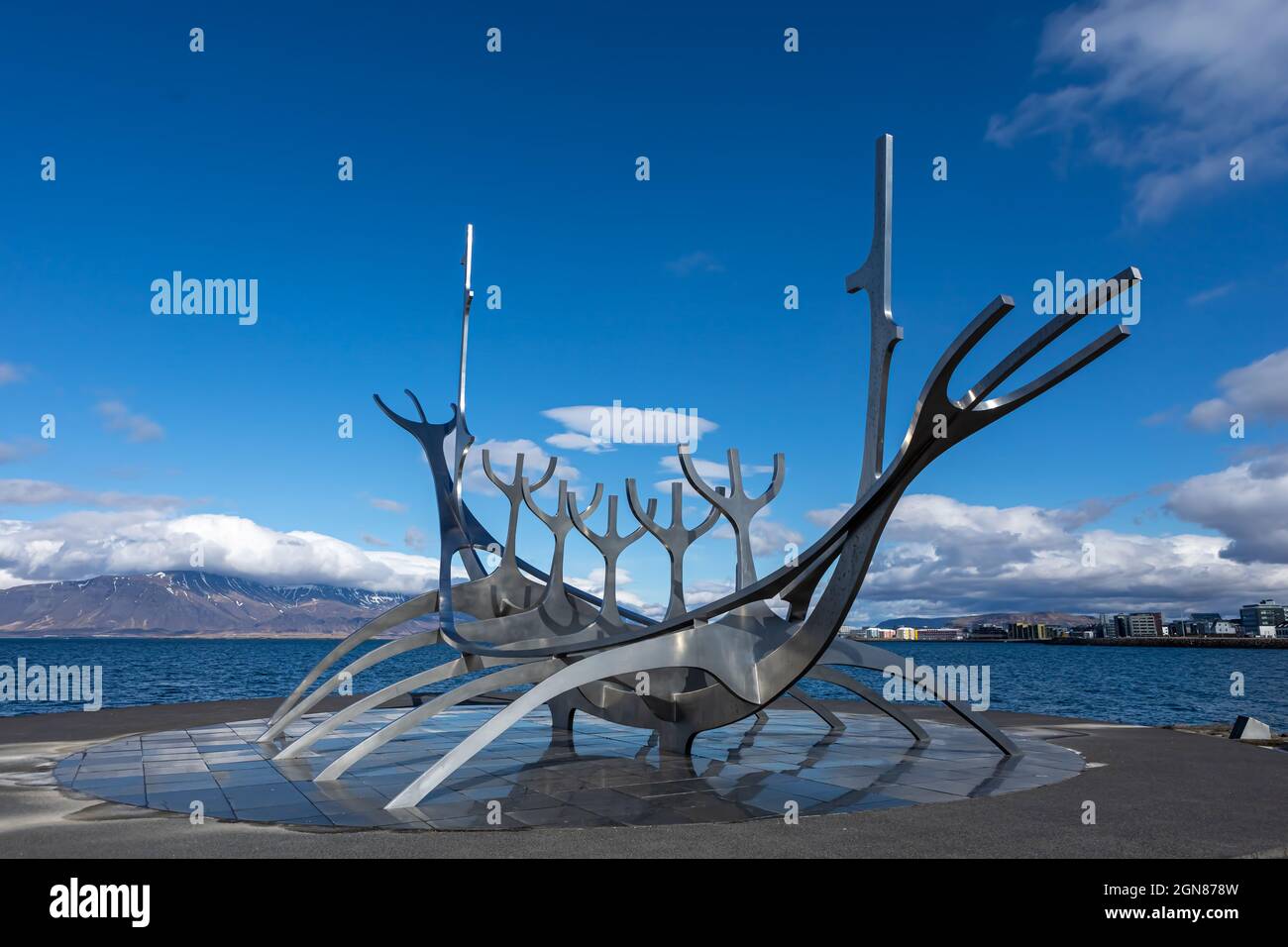 REYKJAVIK, ISLANDA - 11 giugno 2021: The Sun Voyager, una scultura in acciaio di una nave vichinga di Jon Gunnar Arnarson, simbolo di una barca da sogno. Foto Stock