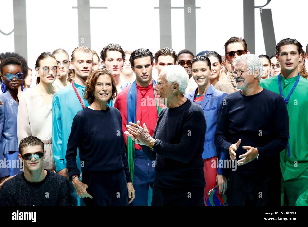 Giorgio Armani, Silvana Armani e Sergio Galeotti posano con i modelli dopo  aver presentato la collezione Emporio Armani Primavera/Estate 2022 durante  la settimana della Moda di Milano, 23 settembre 2021. REUTERS/ALESSANDRO  GAROFALO