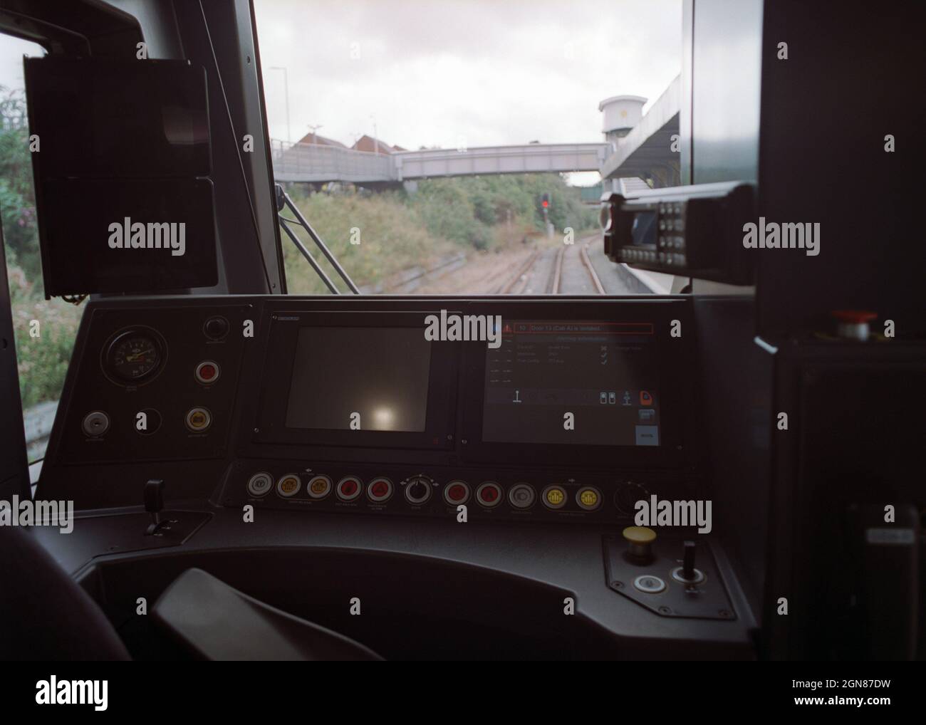 Birkenhead, Regno Unito - 11 settembre 2021:il taxi di un nuovo treno (Classe 777) alla stazione ferroviaria di Birkenhead North. Foto Stock