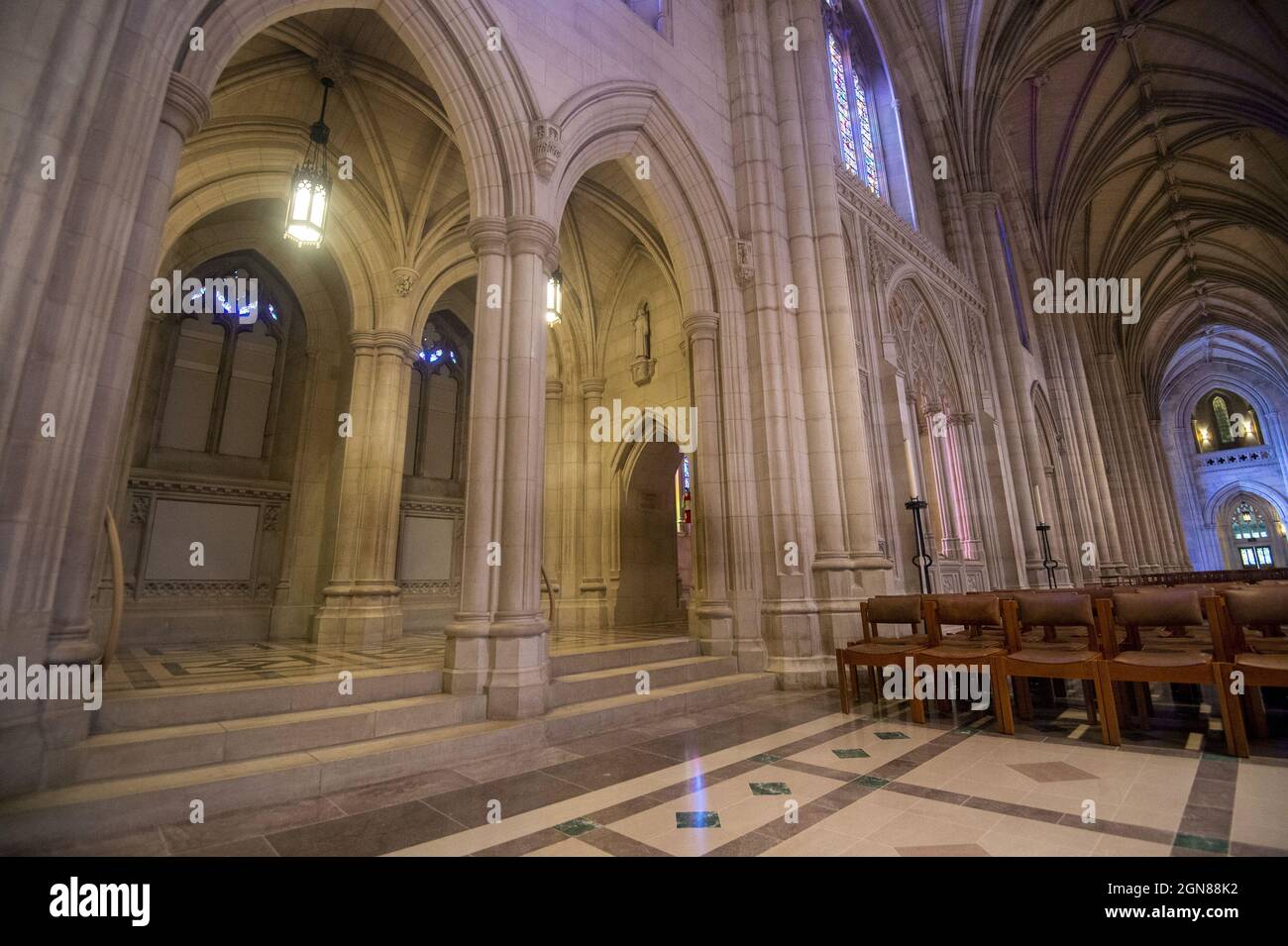 Washington, Stati Uniti. 23 settembre 2021. Le finestre sulla parete sud del Washington National Cathedral stand coperto dopo essere stato rimosso nel 2017 per la visualizzazione dei generali confederati Robert E. Lee e Thomas 'Stonewall' Jackson. Il 23 settembre 2021, il decano della Cattedrale Nazionale di Washington Randy Hollerith ha annunciato che l'artista americano Kerry James Marshall e il poeta Elizabeth Alexander sono stati commissionati per creare nuove finestre in vetro colorato a tema di giustizia razziale e iscrizioni per il muro meridionale della cattedrale. Foto di Bonnie Cash/UPI Credit: UPI/Alamy Live News Foto Stock