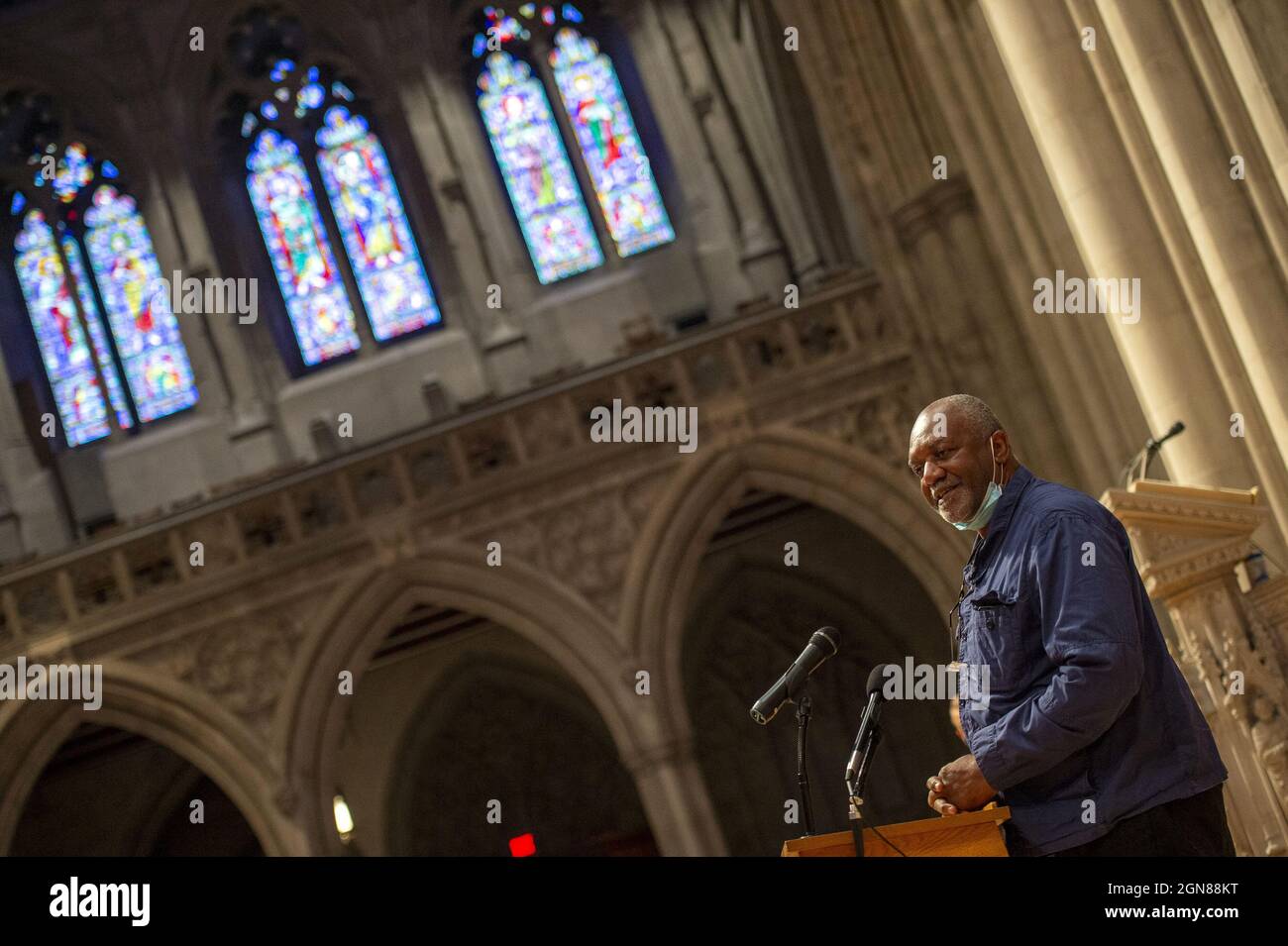 Washington, Stati Uniti. 23 settembre 2021. L'artista americano Kerry James Marshall sorride alla cattedrale nazionale di Washington dopo che Dean Randy Hollerith ha annunciato che la cattedrale ha commissionato a Marshall e al poeta Elizabeth Alexander la creazione di nuove finestre a tema di giustizia razziale vetrate e iscrizioni per il muro meridionale della cattedrale giovedì 23 settembre 2021. Le nuove finestre sostituiranno quelle rimosse nel 2017 con i generali confederati Robert E. Lee e Thomas 'Stonewall' Jackson. Foto di Bonnie Cash/UPI Credit: UPI/Alamy Live News Foto Stock