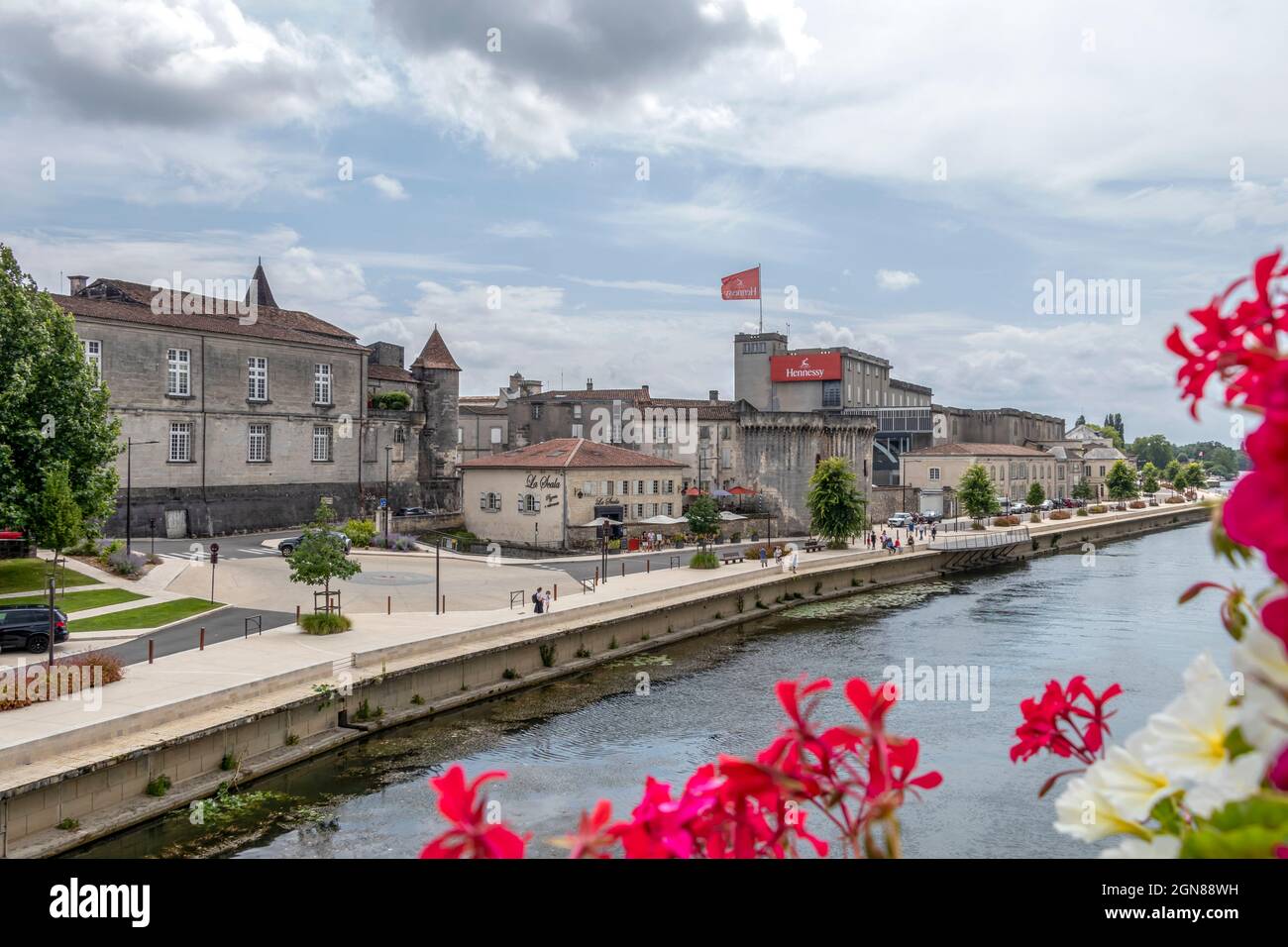Cognac, Francia - Luglio, 2021 : la Città Vecchia di Cognac costruita sulla  riva sinistra del fiume Charente nel comune nel dipartimento Charente in  Foto stock - Alamy