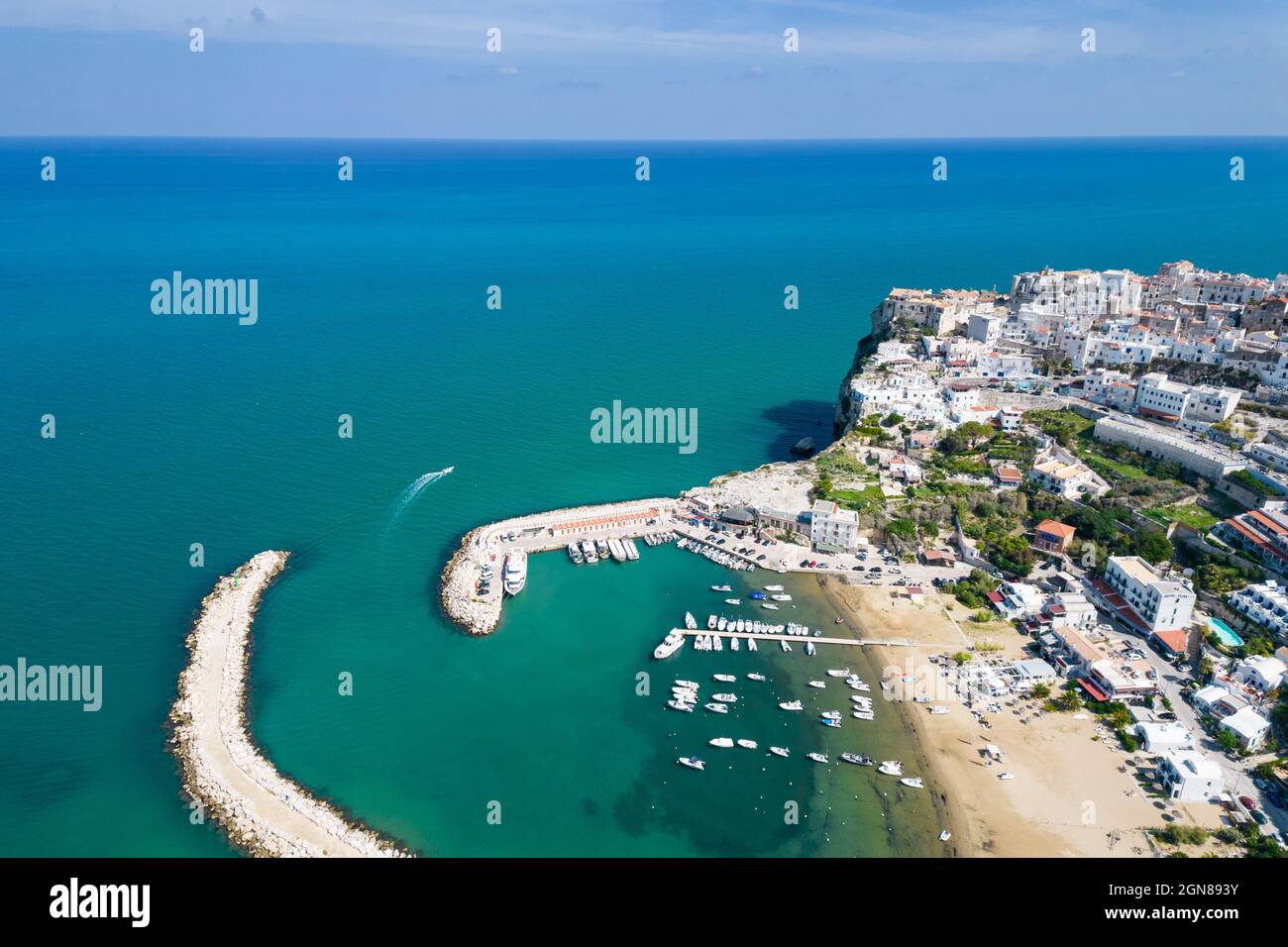 Veduta aerea della città d'estate di Peschici, nel Parco Nazionale del gargano, italia Foto Stock