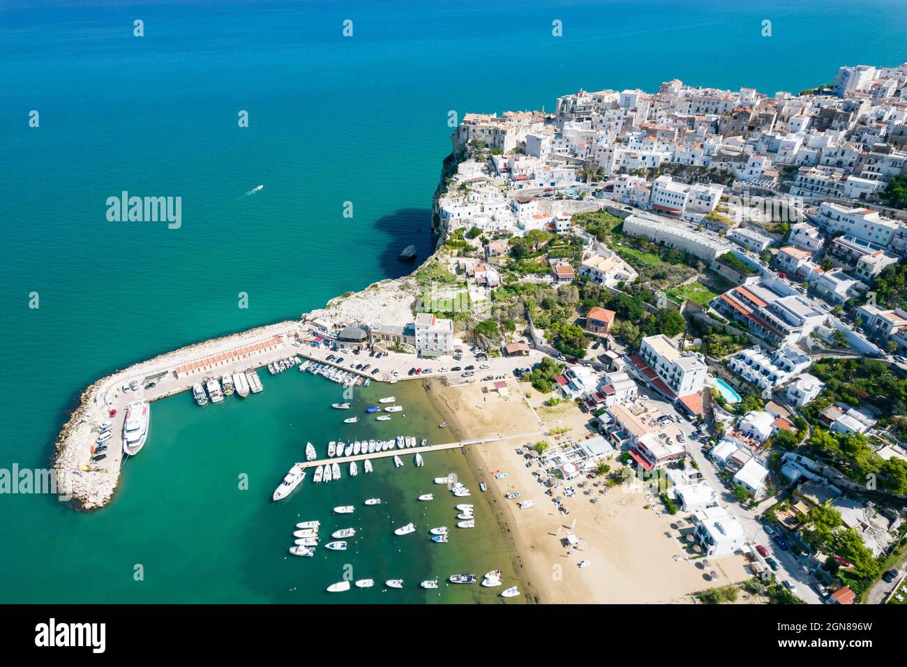 Veduta aerea della città d'estate di Peschici, nel Parco Nazionale del gargano, italia Foto Stock