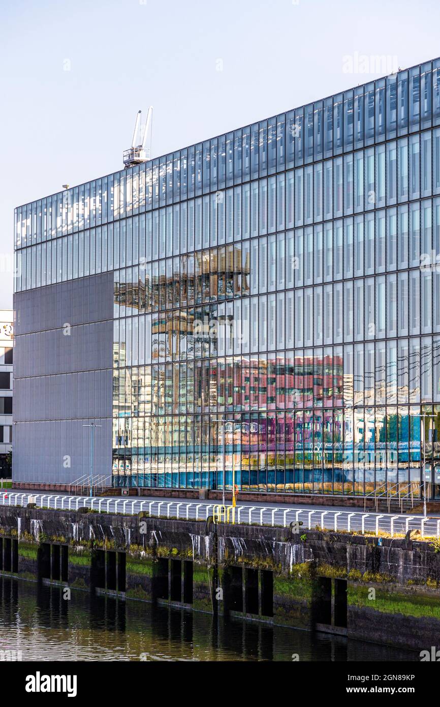 La finniestone Crane si è riflessa nell'edificio della BBC Scotland accanto a Bells Bridge sul fiume Clyde a Glasgow, Scozia Regno Unito Foto Stock