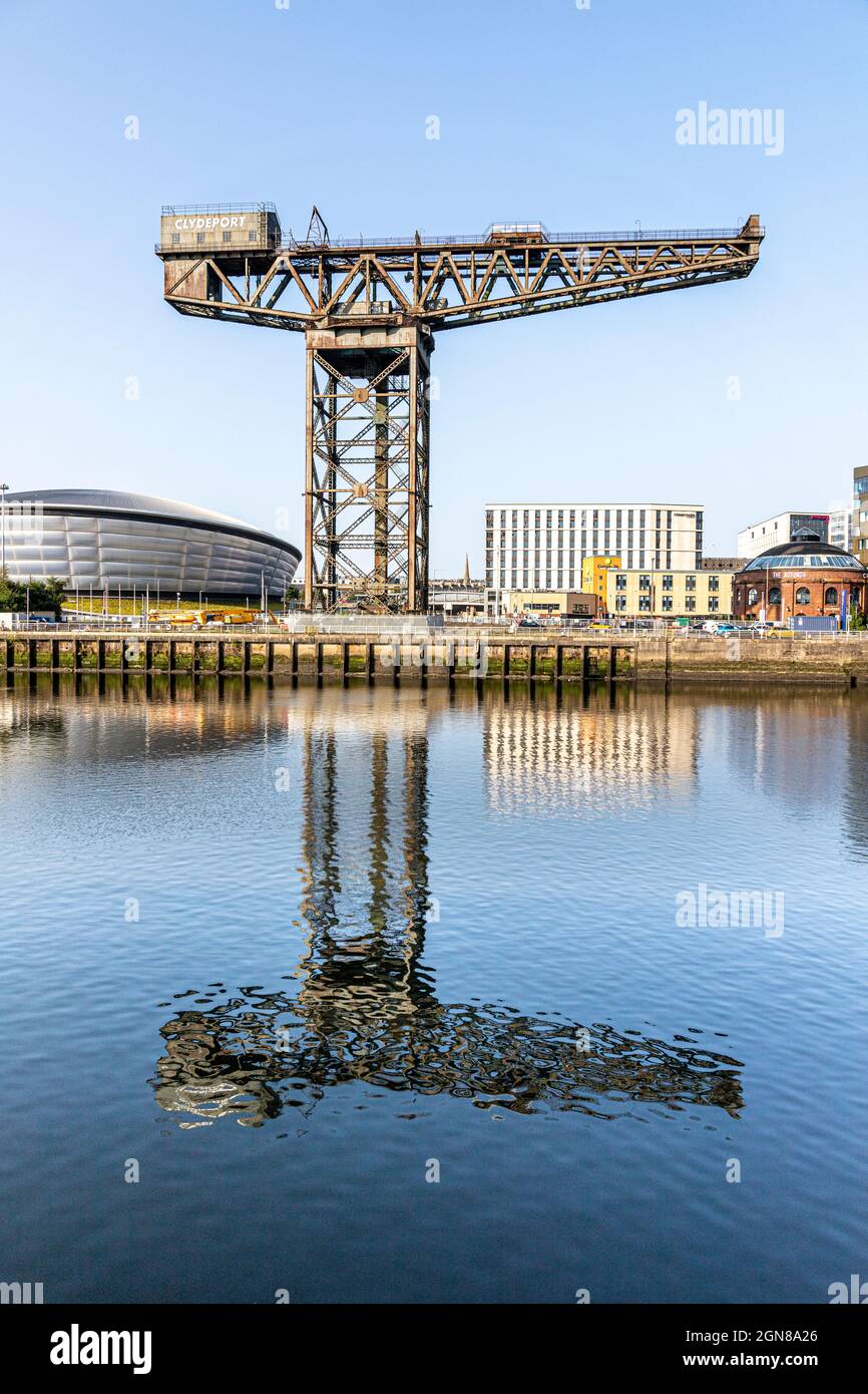 La Finnieston Crane e la SSE Hydro accanto al fiume Clyde a Glasgow, Scozia Regno Unito Foto Stock