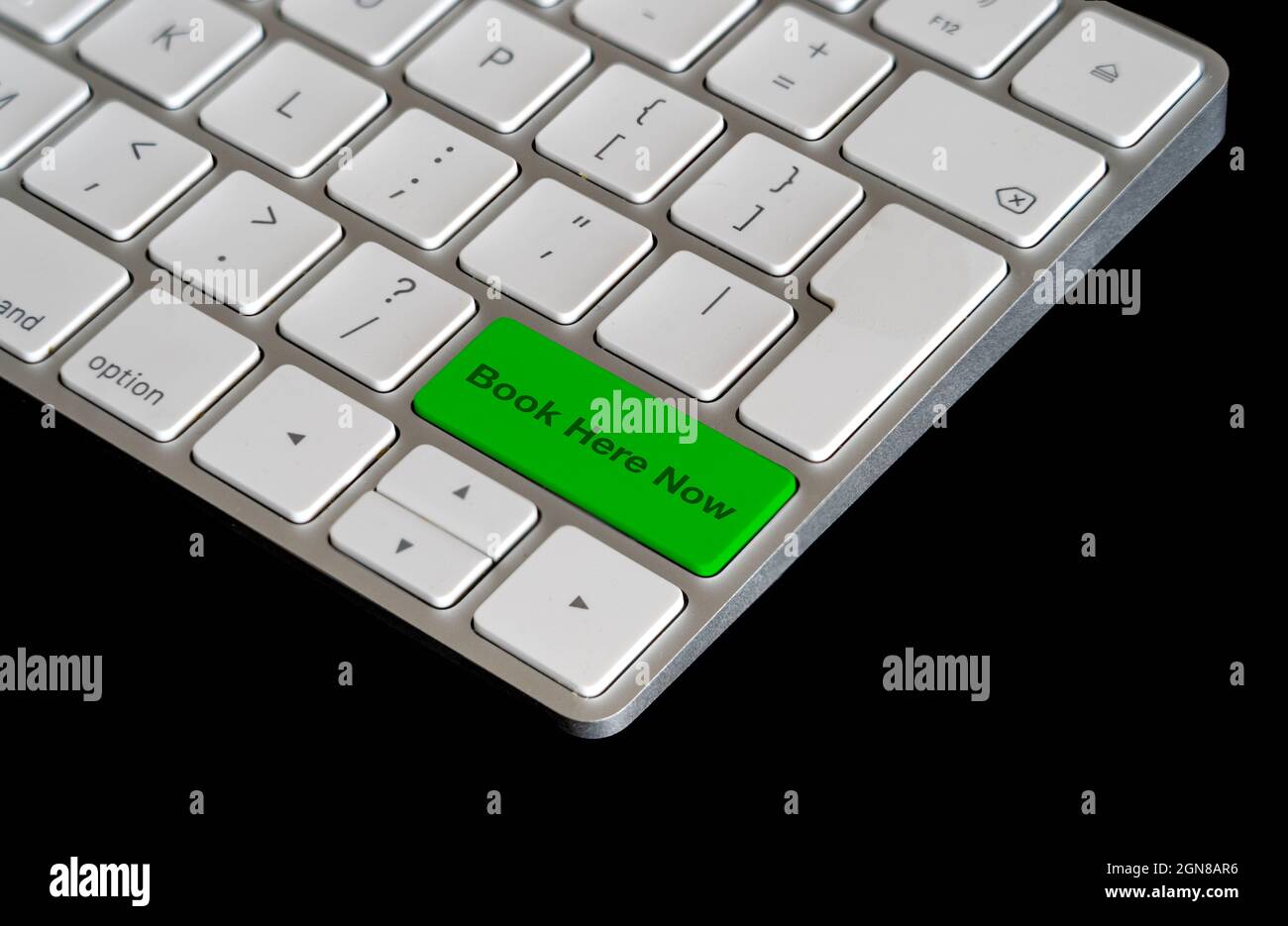 Tasti di scelta rapida da tastiera del computer in verde per continuare a colori indicando Prenota ora su un backgound nero Foto Stock