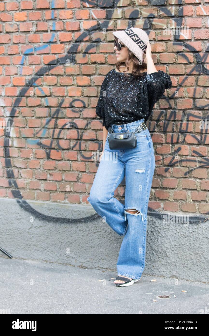 21 settembre 2021: Il modello indossa una camicia nera con paillettes e  jeans con fori Foto stock - Alamy