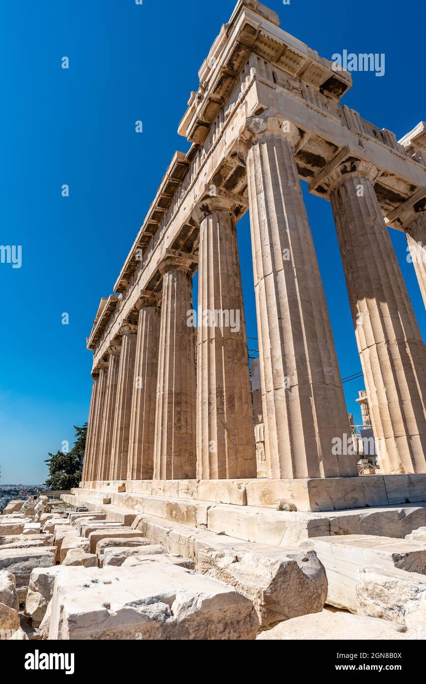 Acropoli, Atene Grecia, 27 luglio 2017 Vista dell'angolo del Partenone all'Acropoli di Atene un'antica cittadella archeologica sito sopra Foto Stock